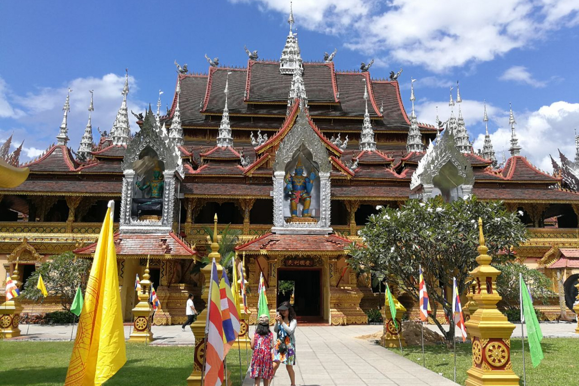 位于云南省耿马县耿马城郊,这座寺庙由清代乾隆年间的耿马宣抚司罕