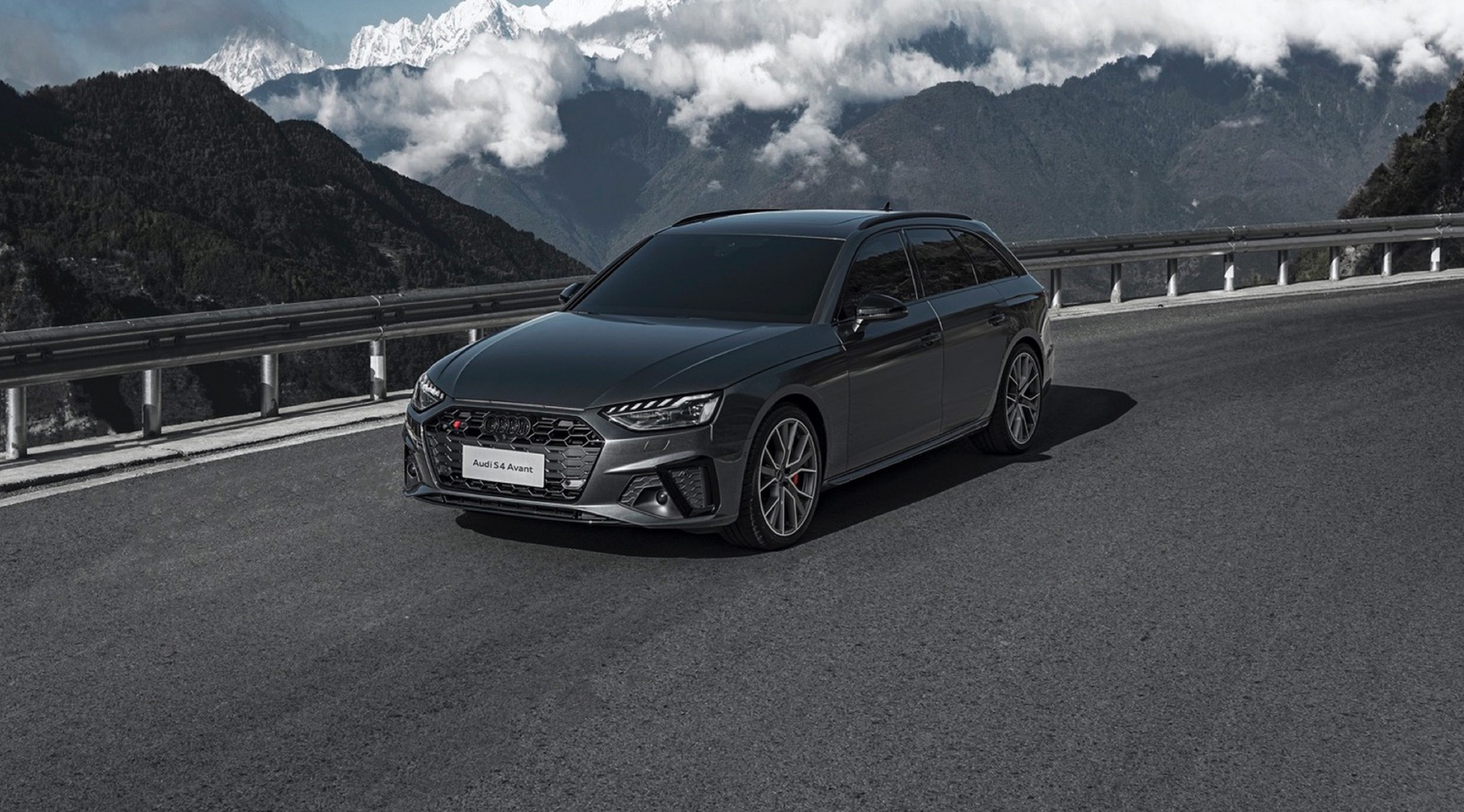 18 万,奥迪 s 家族国内首款旅行车s4 avant 正式上市,"黑光包"外观