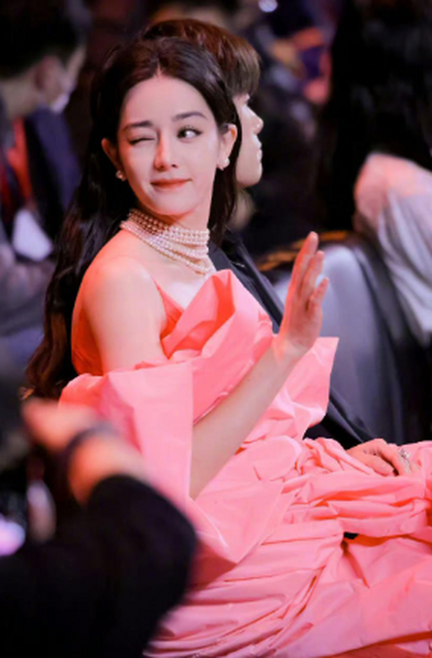 迪丽热巴,身穿粉红色吊带v领裙,真美.