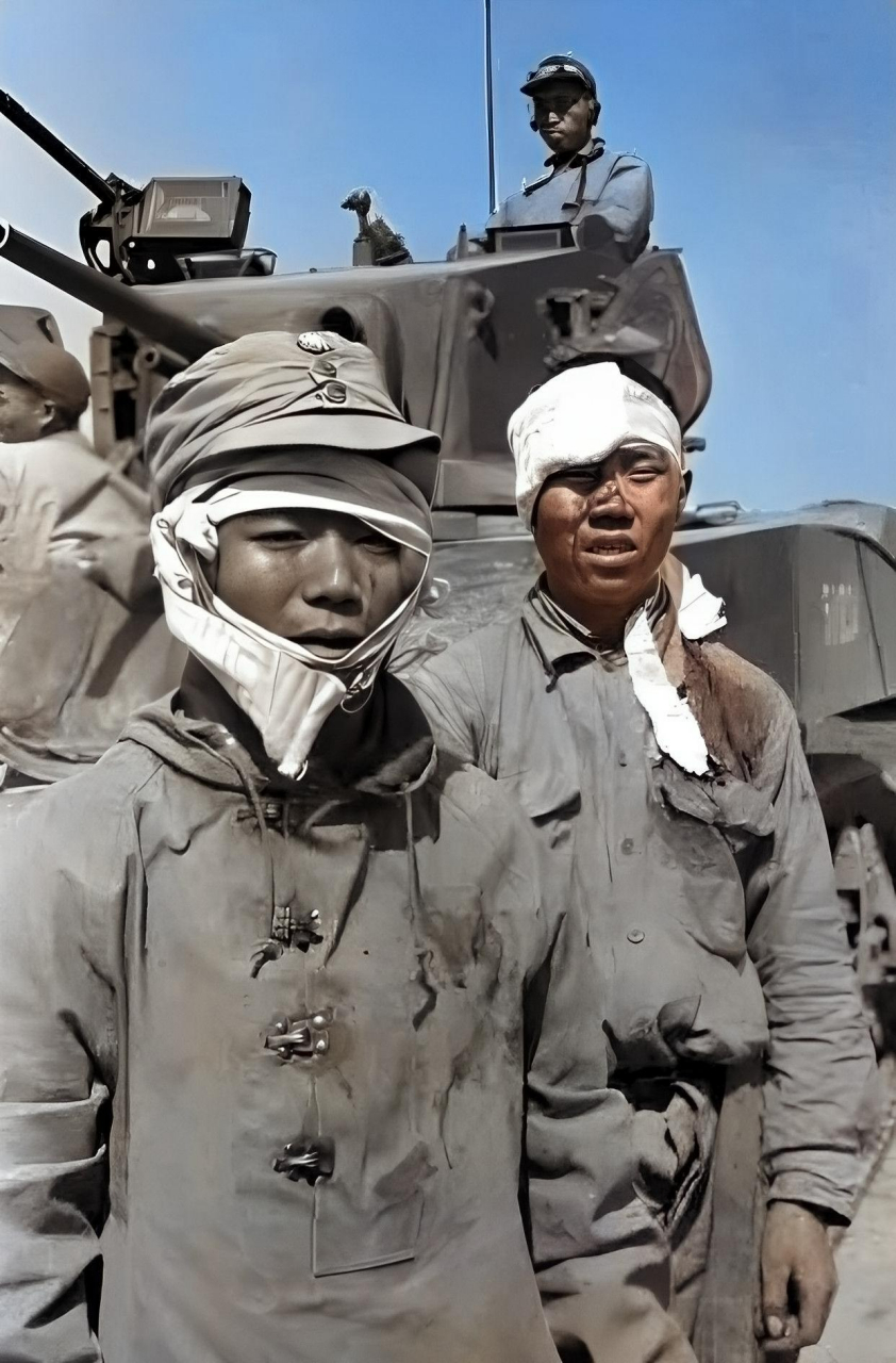 这是1949年,国军士兵带着部队撤退的场景,拖家带口不切实际,抱着孩子