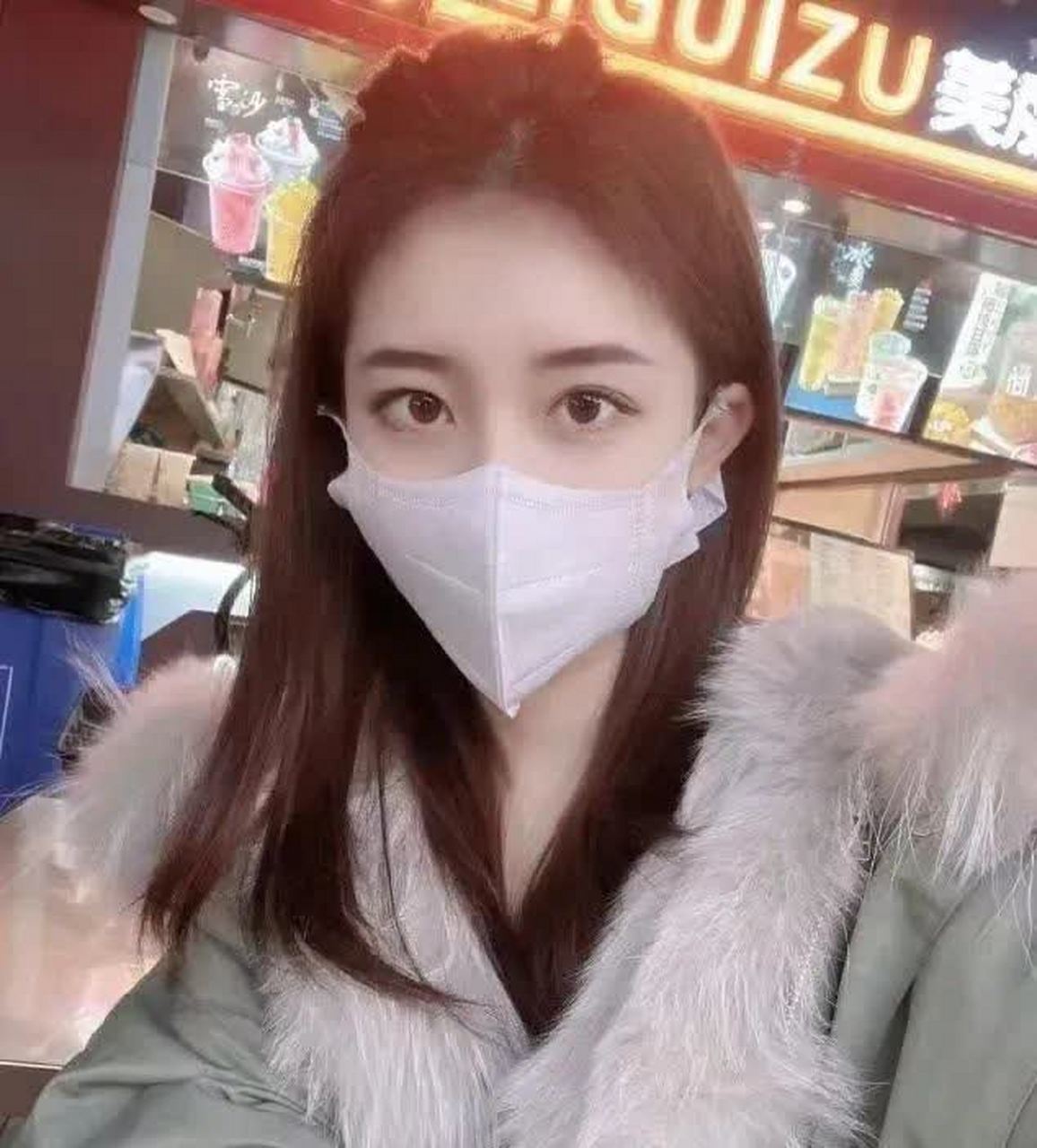 你们觉得这位美女戴口罩好看吗?[汗]