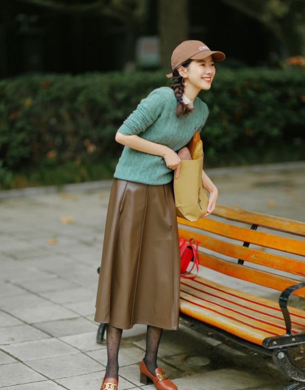 秋冬叠搭|绿色毛衣搭配棕色半身裙,法式复古感|||秋天最适合法式复古