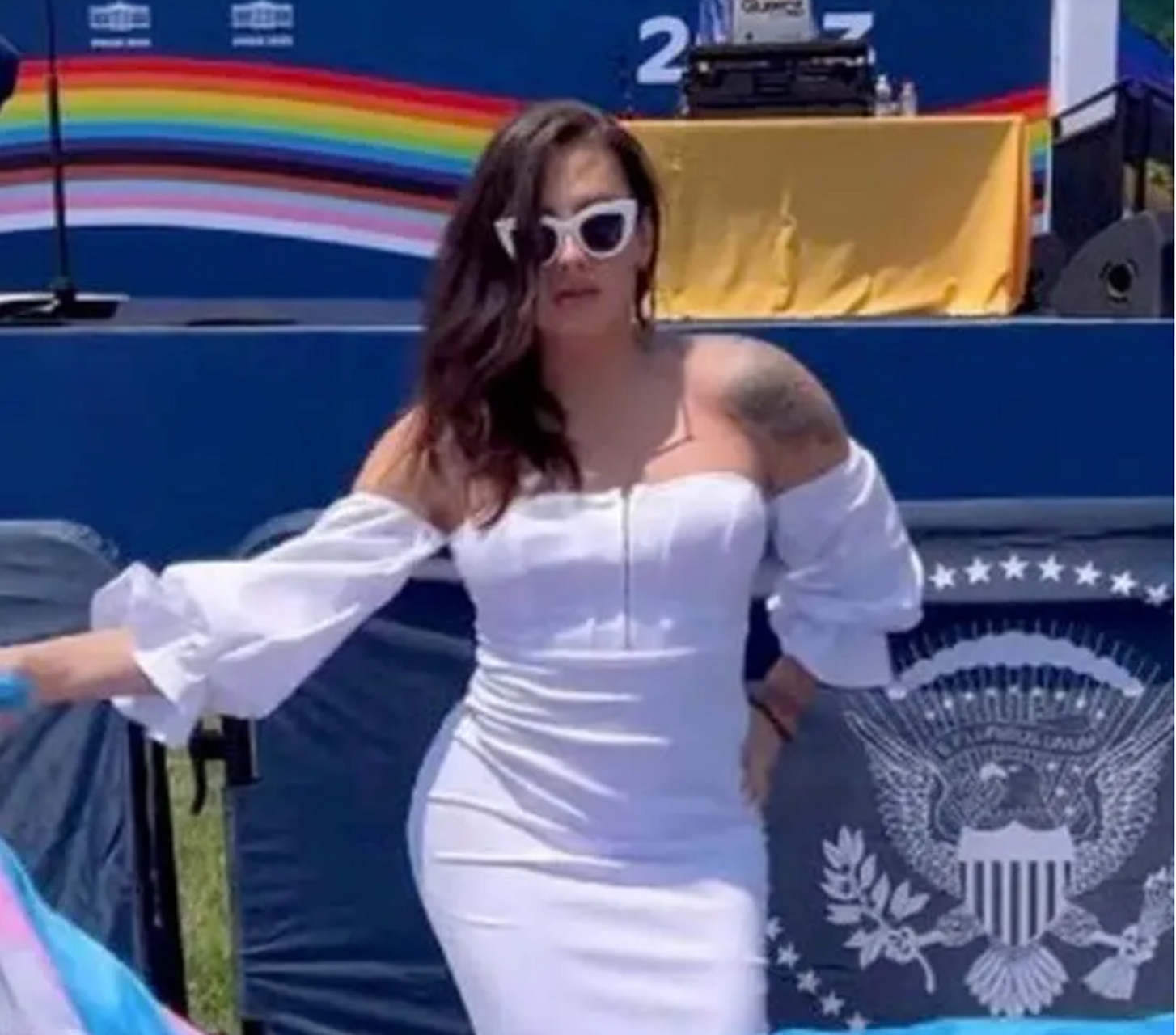 报道称,蒙托亚在与拜登总统和第一夫人吉尔·拜登的合影后,竟在白宫南