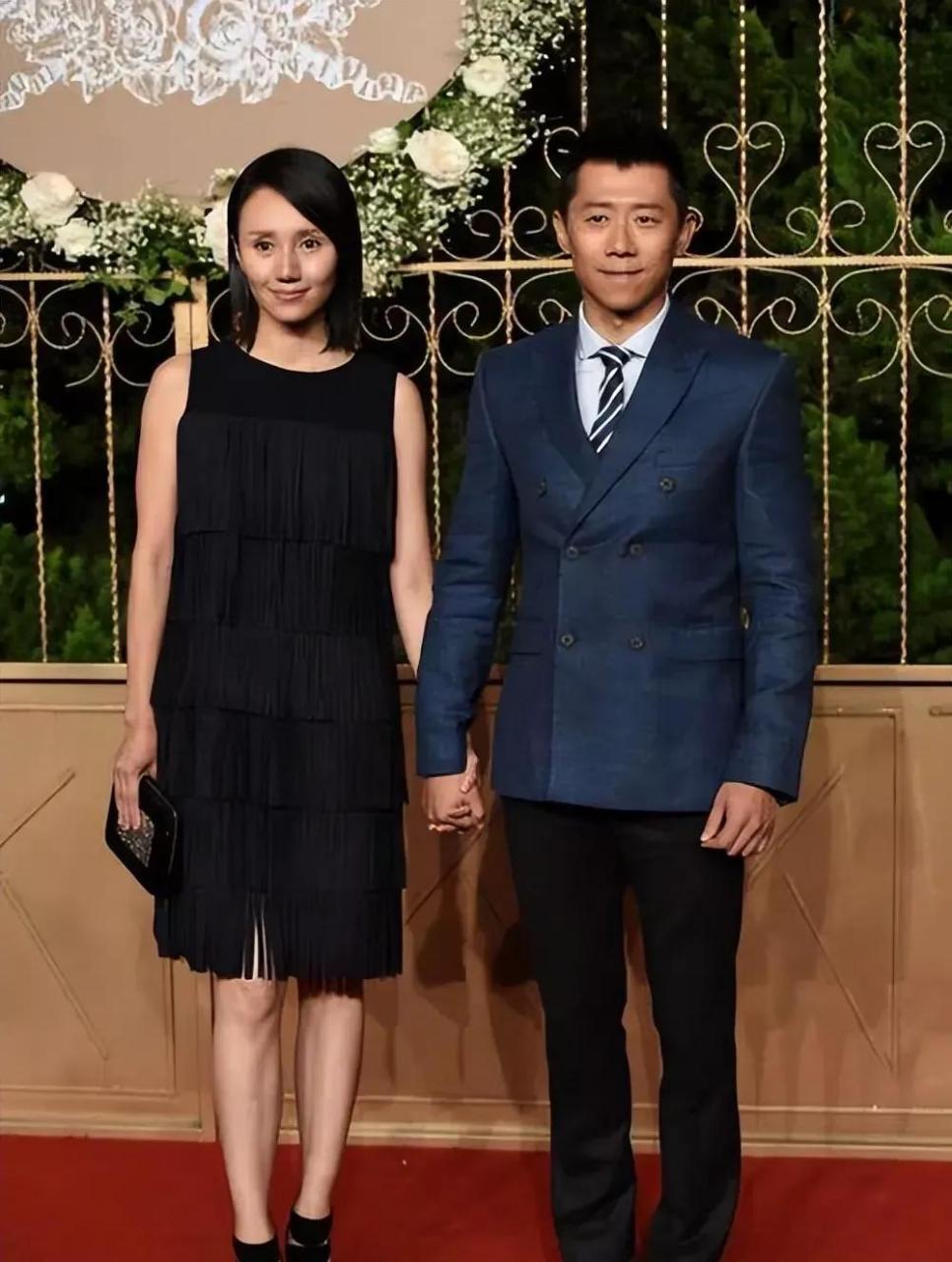 袁泉和老公夏雨罕见同框走红毯,夫妻二人一身休闲装亮相,一个影后,一