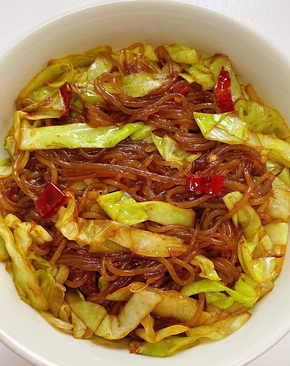 包菜炒粉丝是我一直都很喜欢的一道菜,做法也很简单,而且特别下饭!