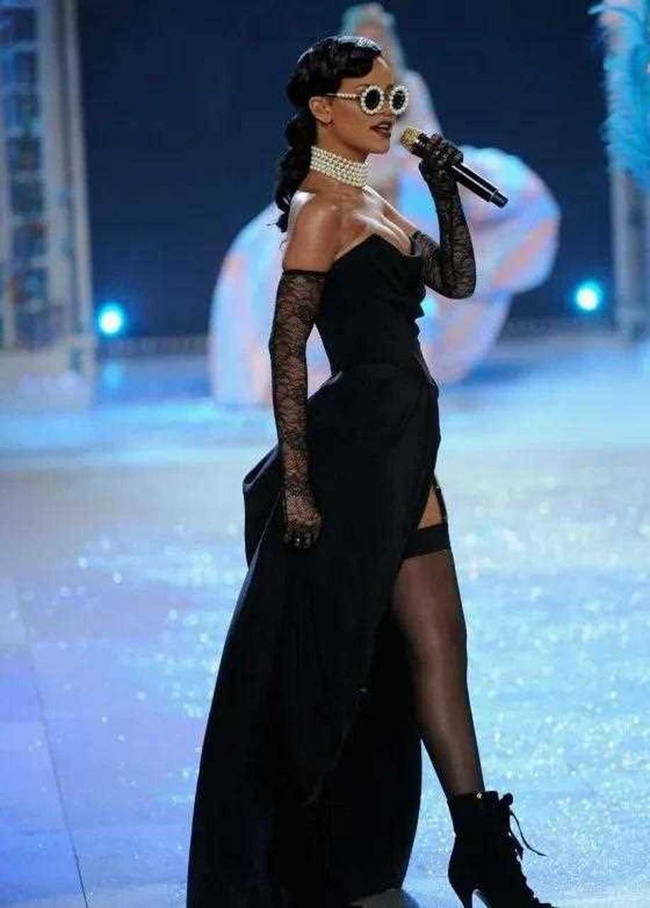 年维密秀上的蕾哈娜:这位小姐,你是来唱歌的呀,不是来走秀的,还走得