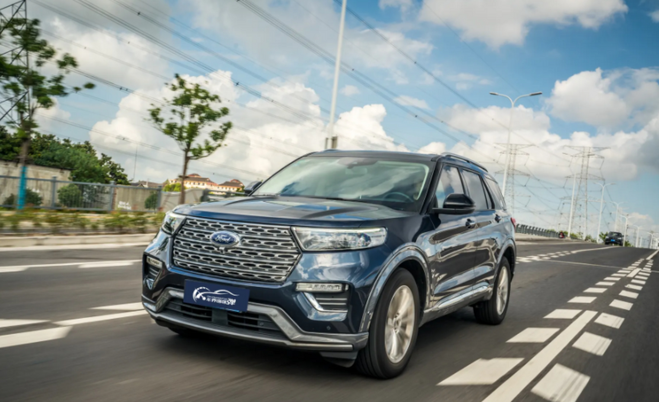 喜欢"大车"是人的天性,福特探险者就足够大.