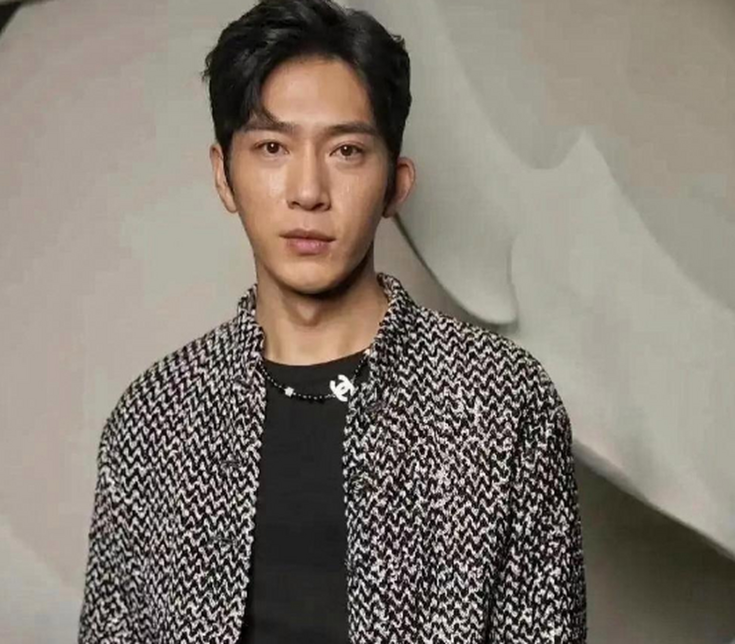 井柏然生图老的像五十岁的大爷.