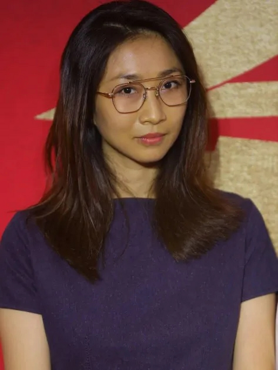 强哥孙红雷带妻子王骏迪一起走红毯,夫妻俩罕见同框,一同亮相的还有