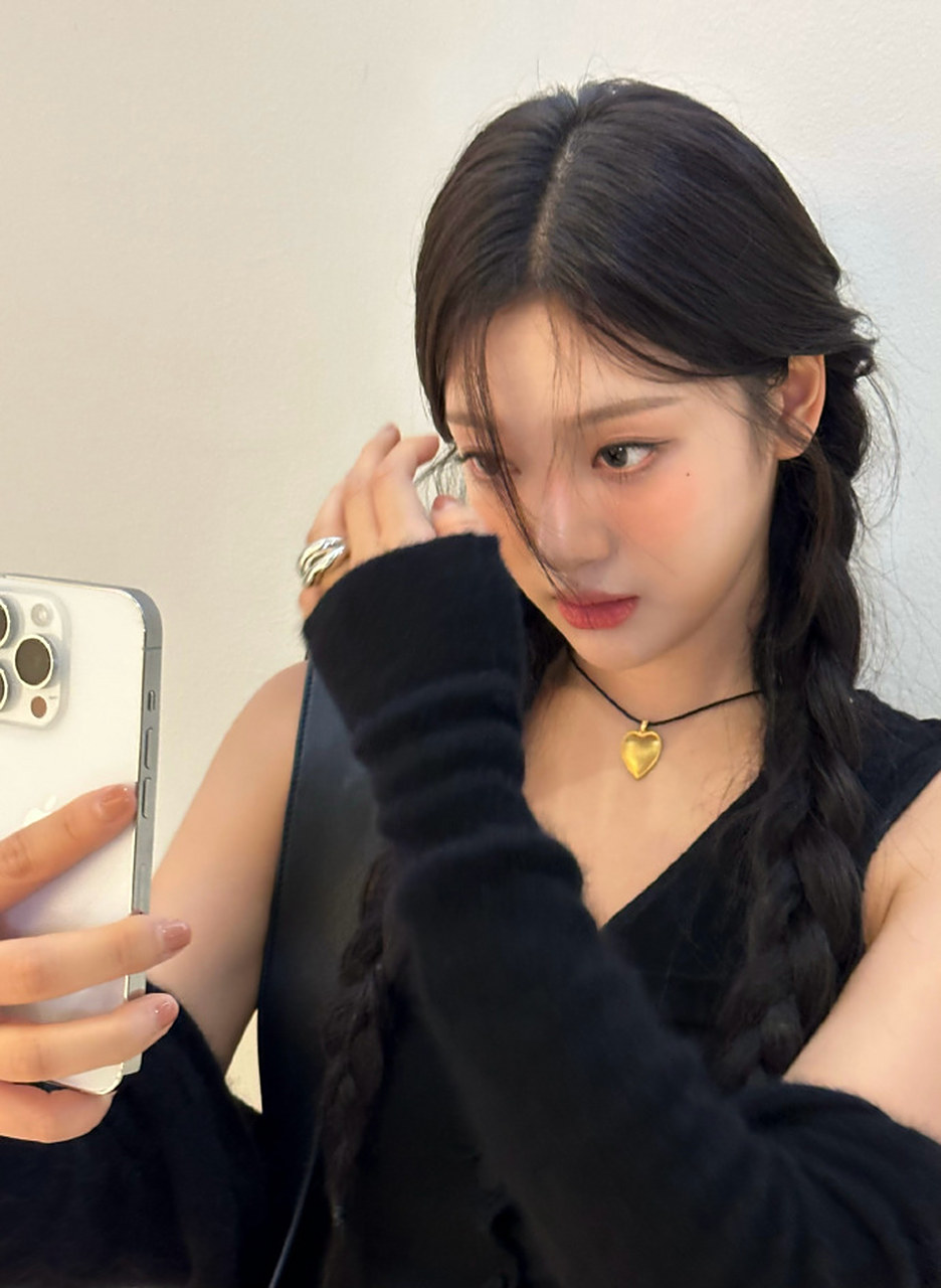 星闻#  请查收今日份酷黑装扮的宁艺卓~ 酷帅穿搭请尽快收藏学习!