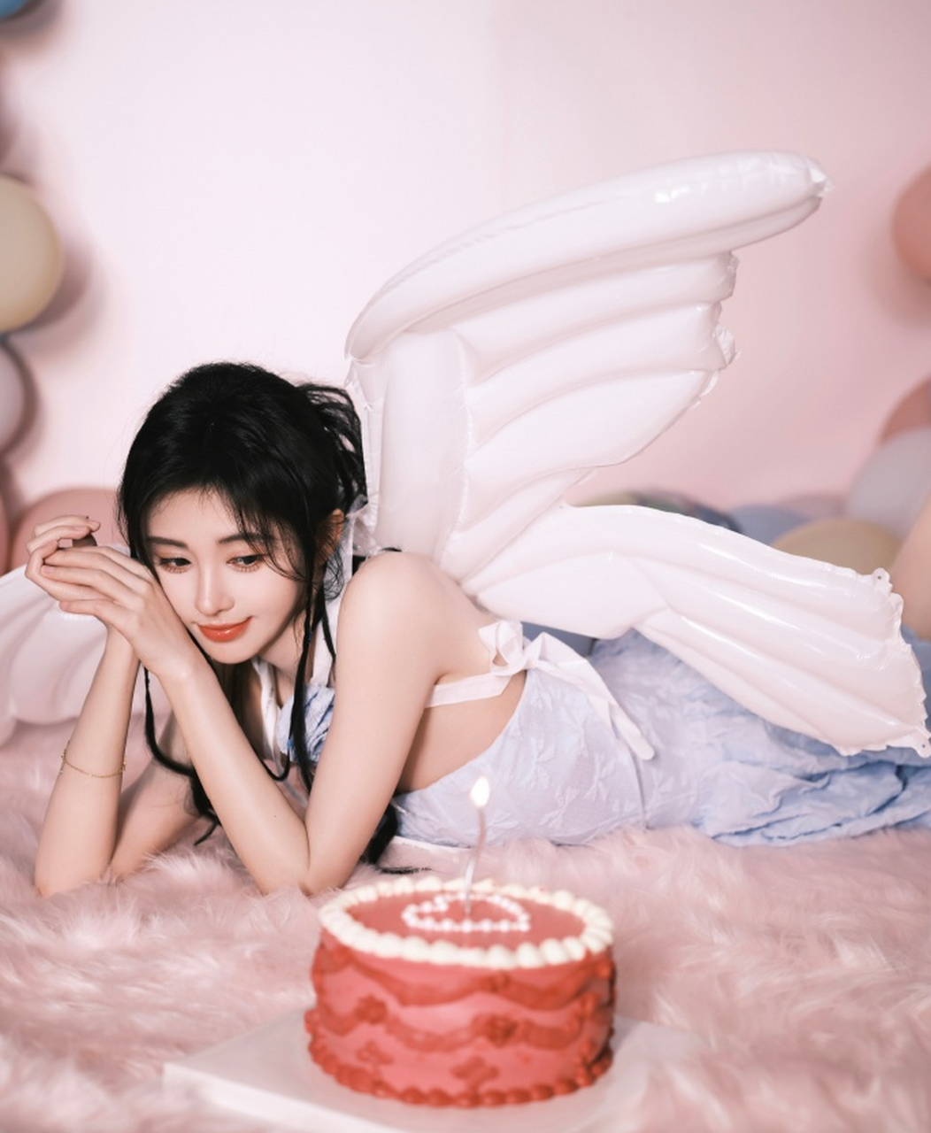 【鞠婧祎生日变身粉色公主,戴皇冠背翅膀,网友:美得如待嫁的公主!】  