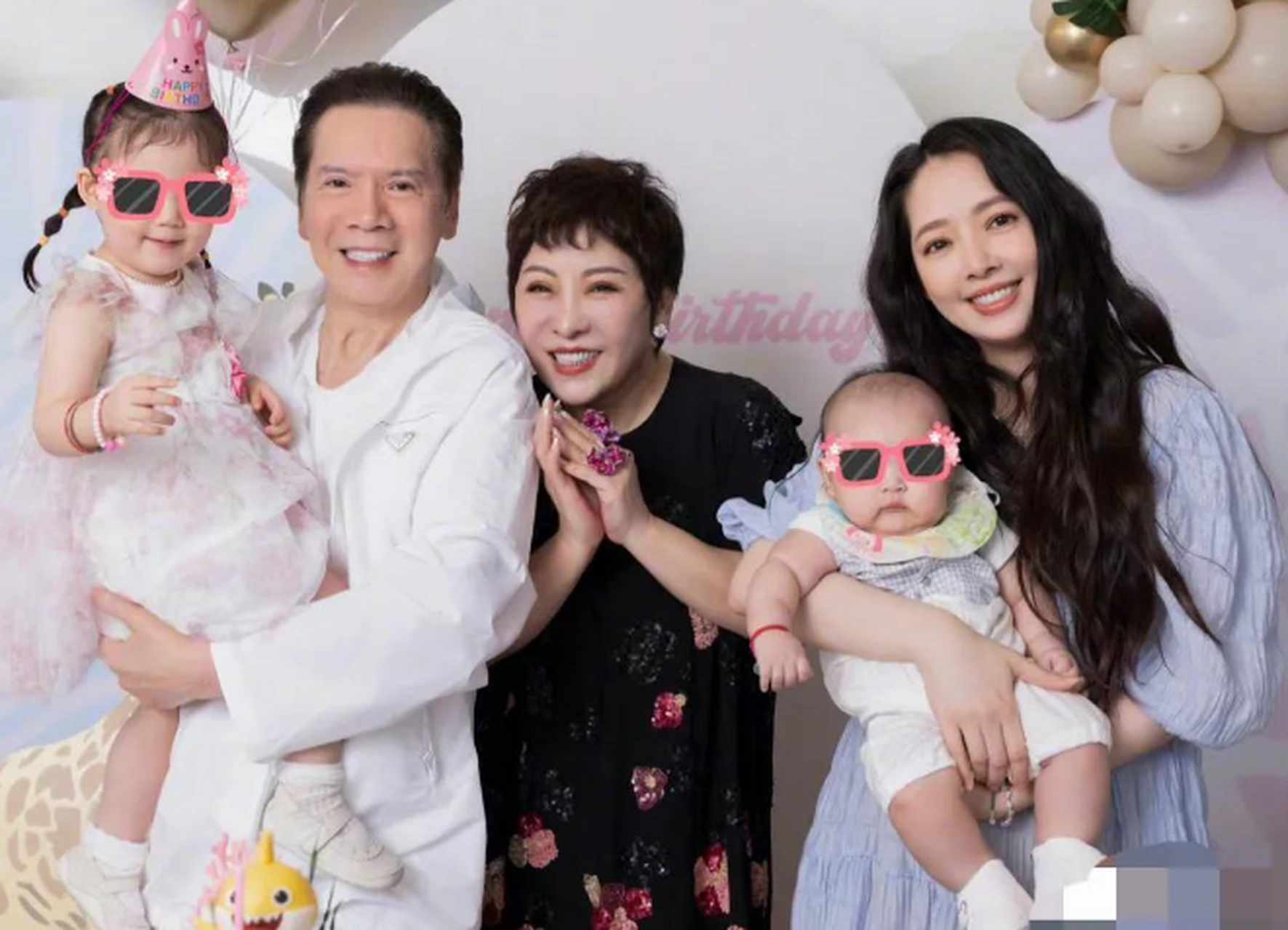 4月25日,郭碧婷的公公向华强在社交平台高调晒出了一段视频,不过,这