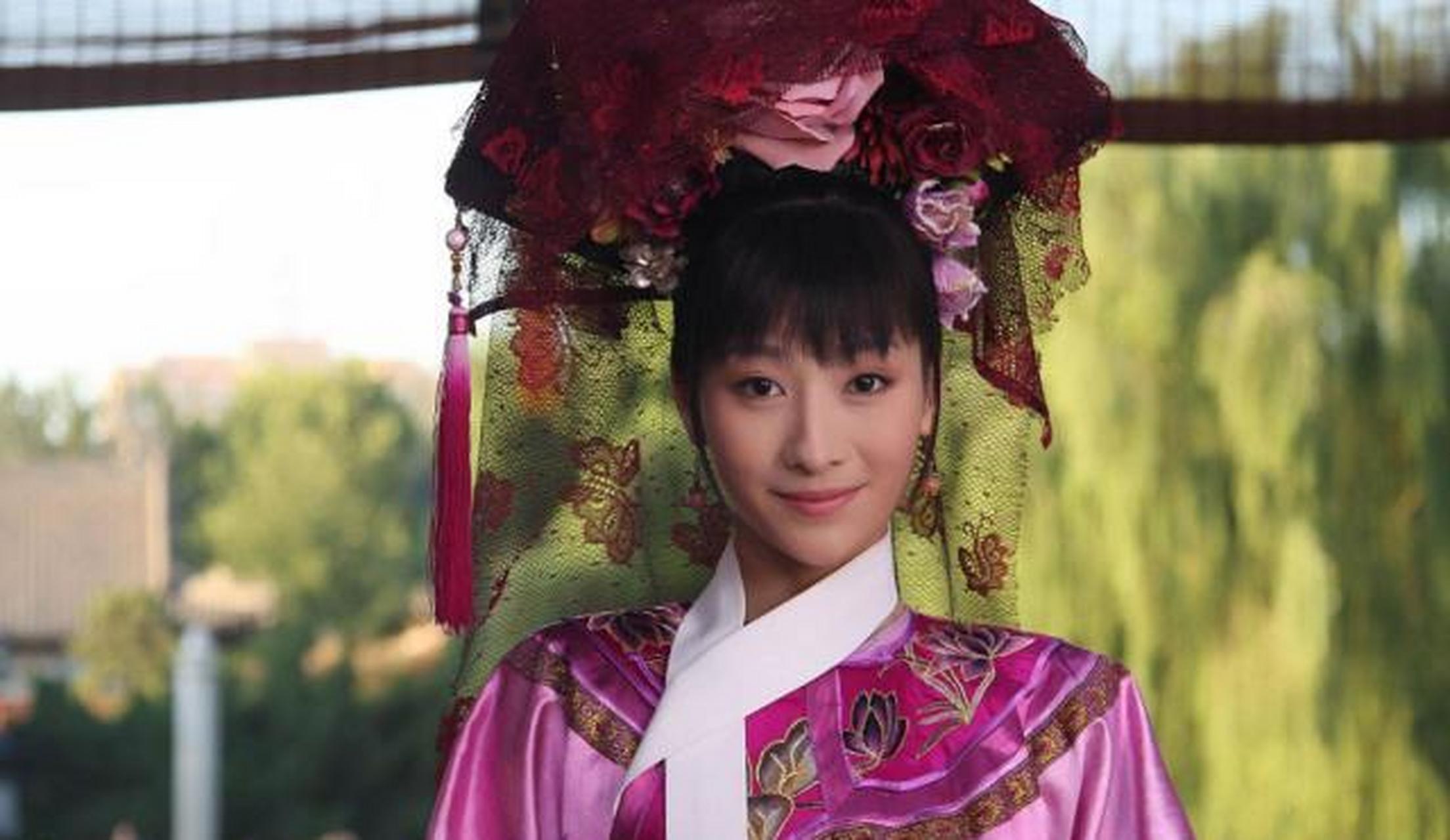 安陵容唱歌的时候,皇上听到高兴处,朝她扔了一个苹果,安陵容接到手后