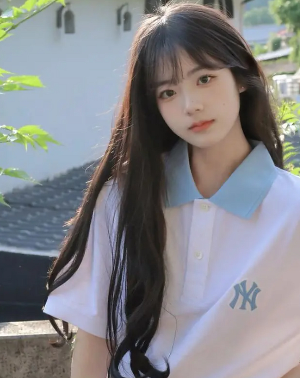 高中生模样的美女,半袖t恤衬衫搭配短裙