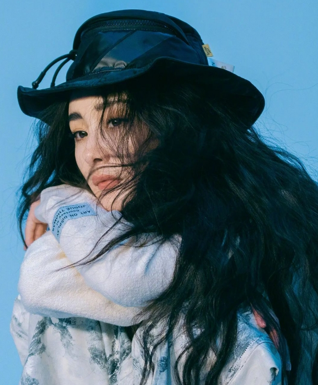 性感优雅,妩媚动人的#杨幂# 肤白貌美的容颜,魅惑迷人的眼神,大波浪卷