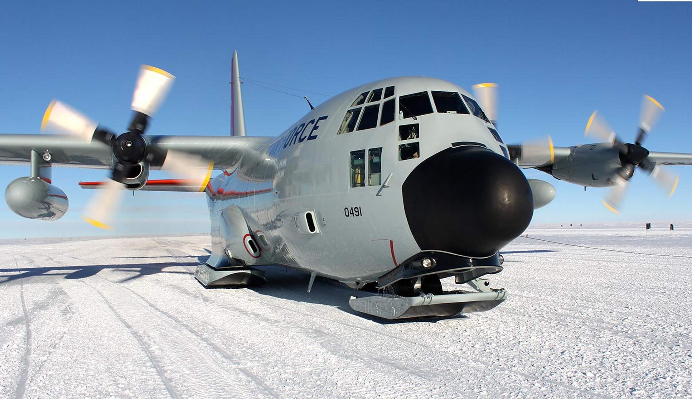 一架配备滑雪板的c130大力神飞机在南极洲麦克默多站的一条压实的冰雪