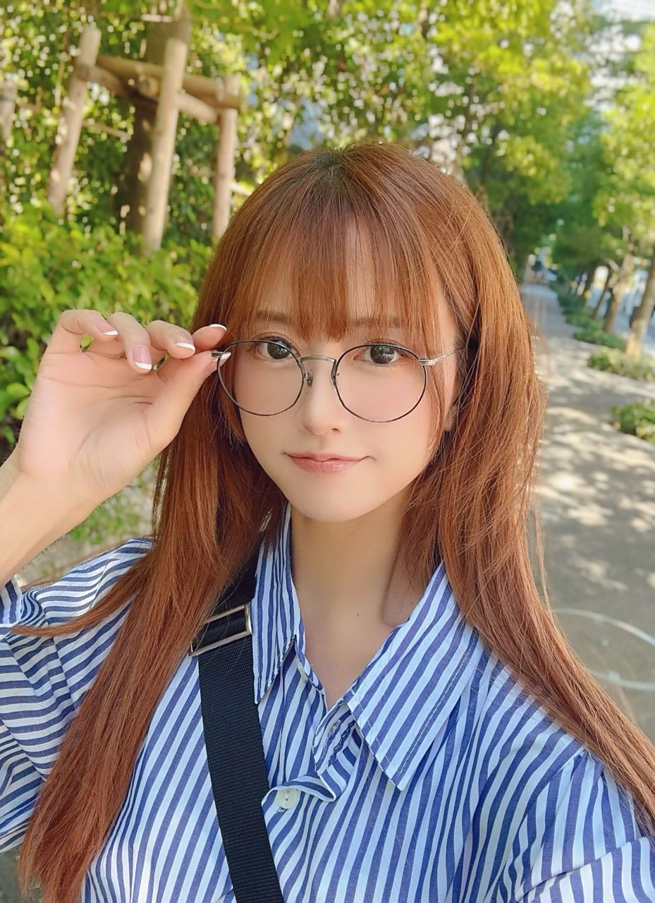 希岛爱理扶眼镜