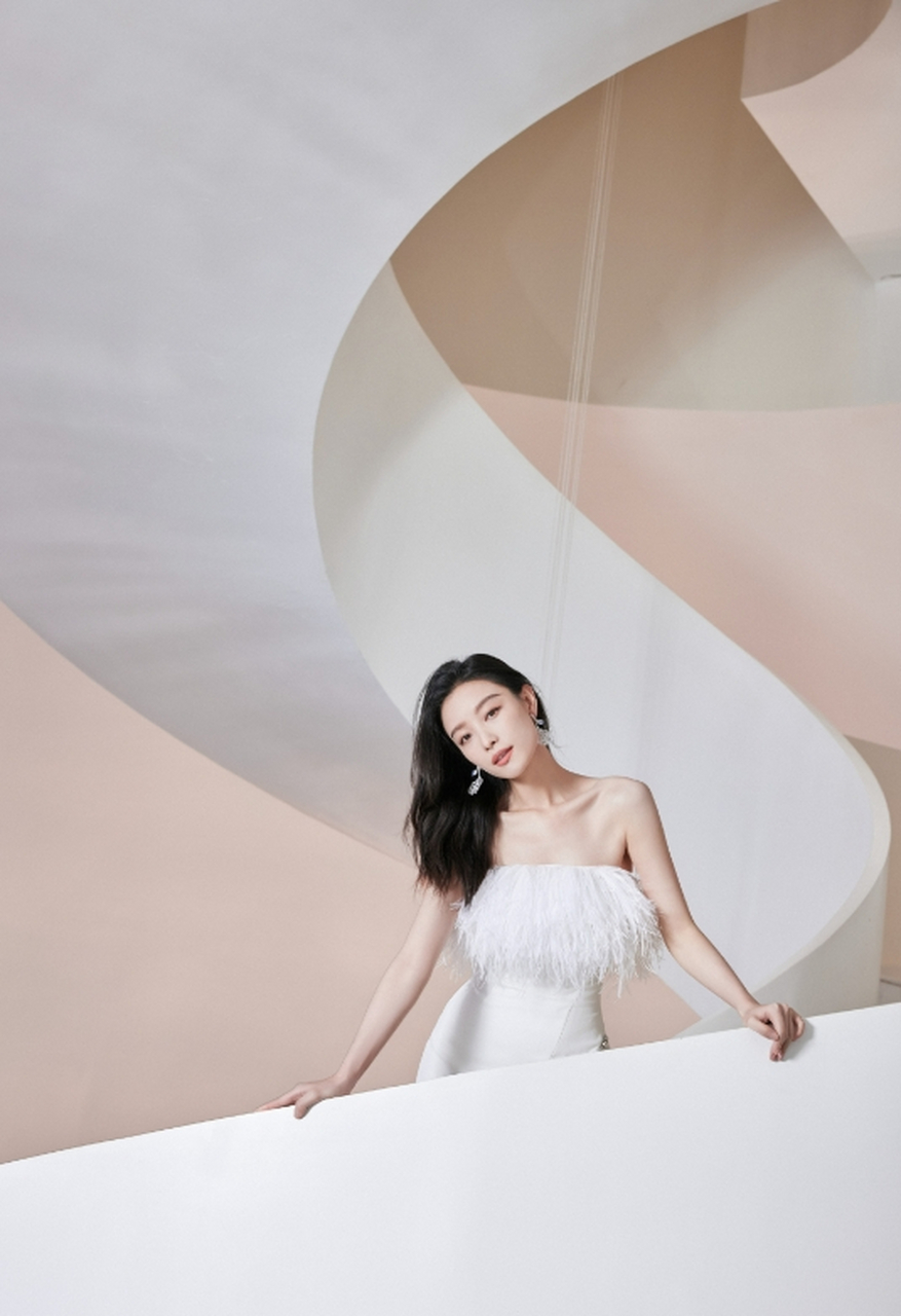 肤白貌美,性感优雅的#倪妮# 身穿白色抹胸羽毛裙,丰满傲人的事业线