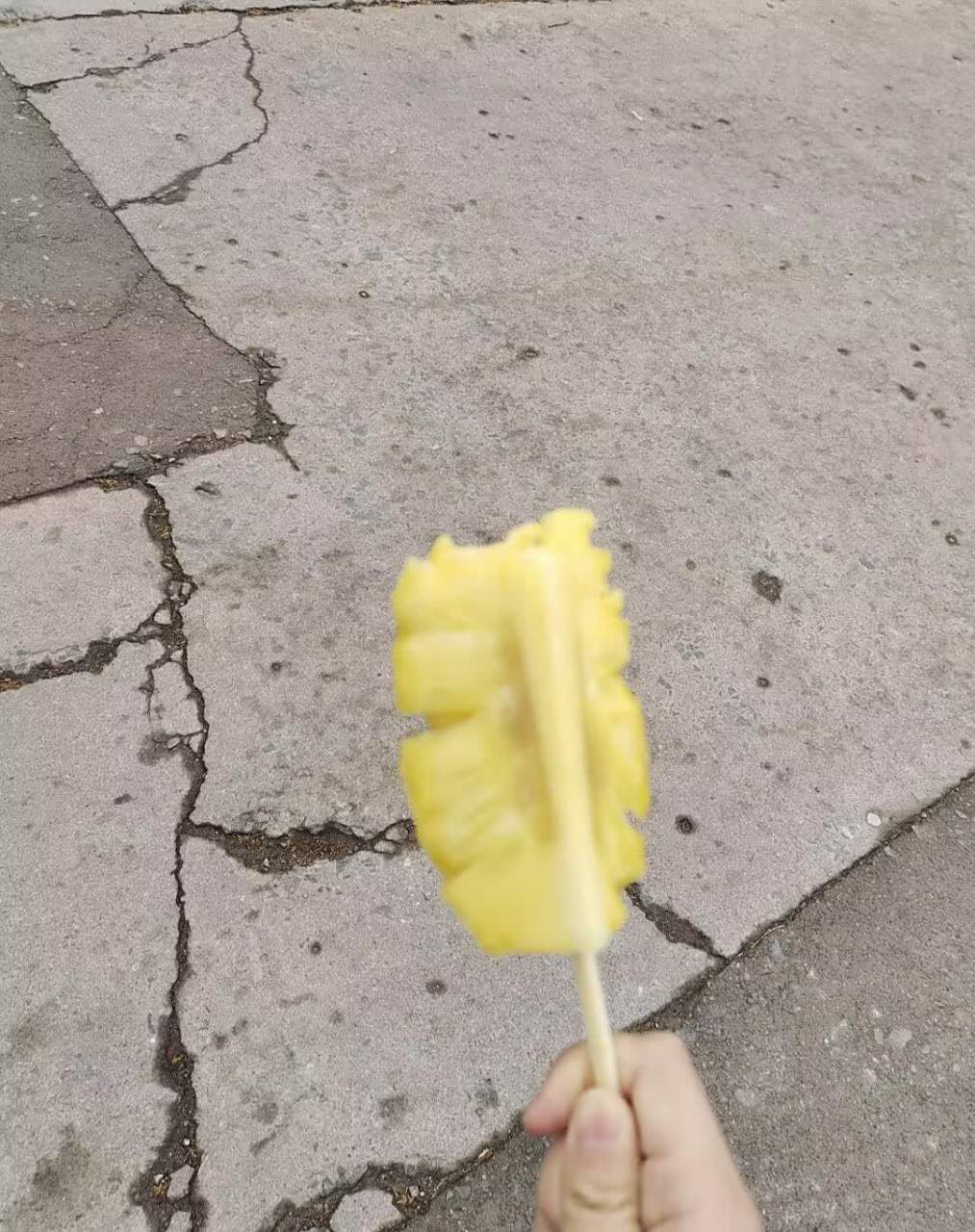 2.5买的冰糖心菠萝,我是不是被骗了,这个好像坏了,还没酸[笑哭][滑稽]