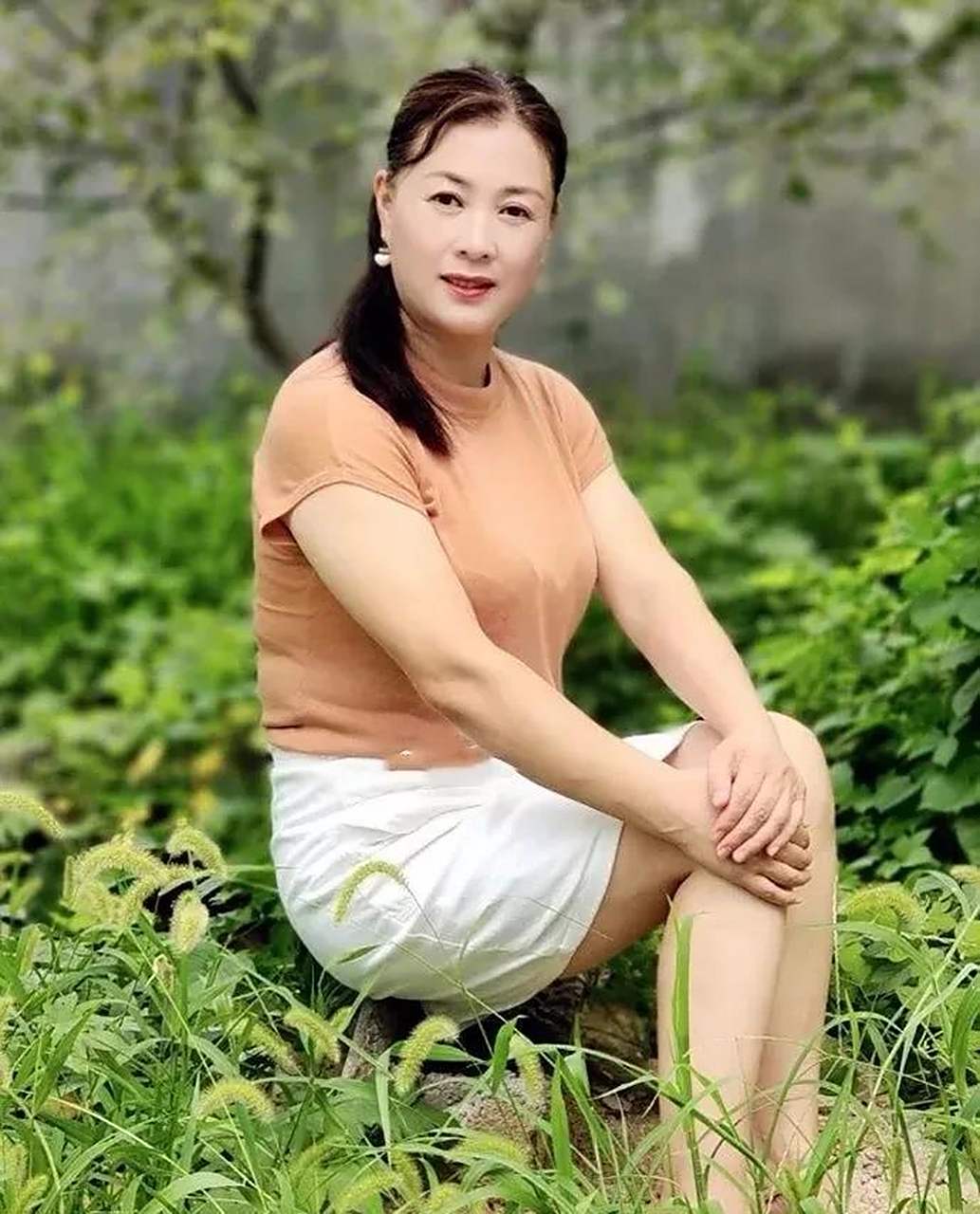 孩子同学的妈妈是一个优雅的美熟,不老丽人!