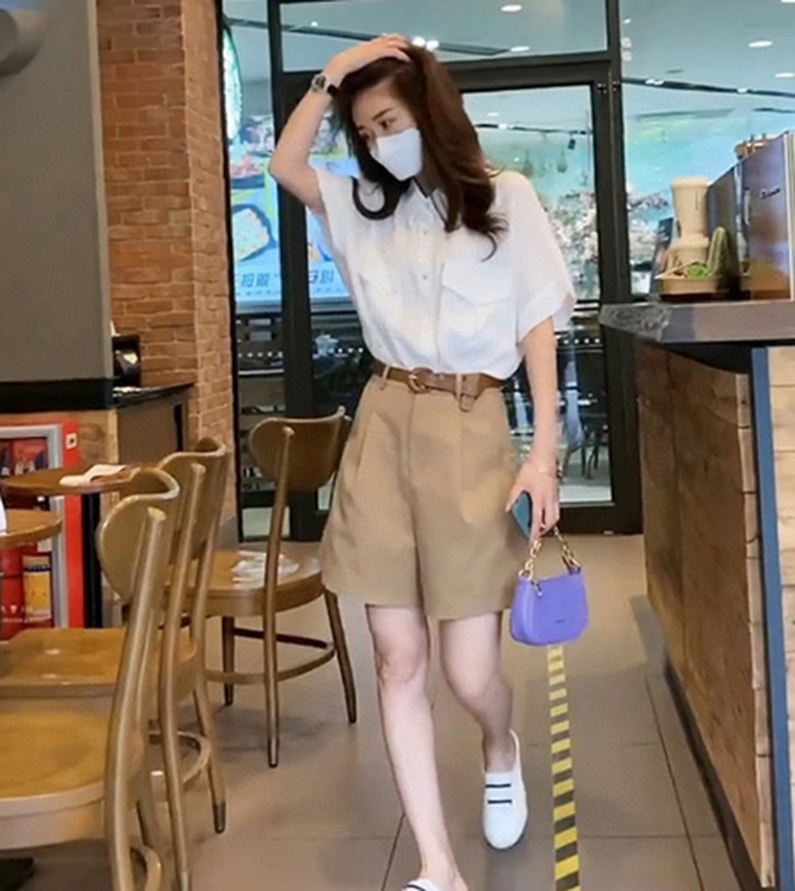 泫雅风两件套搭配,百搭气质显高挑,上身白衬衣的衬托,带点学院风,配上