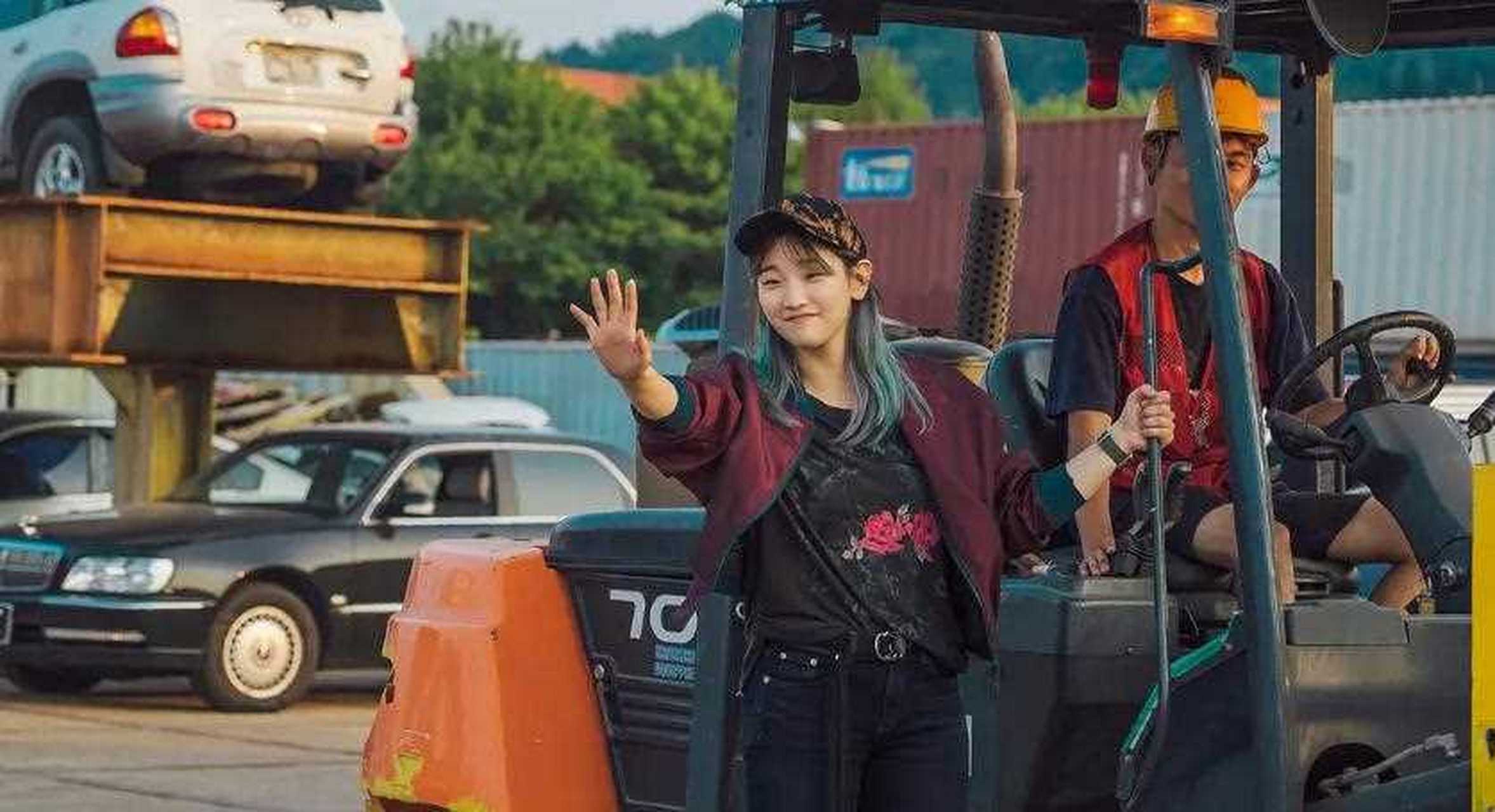 电影描述朴素丹饰演一名特殊快递,以高额的价码专门送特殊包裹,某日接