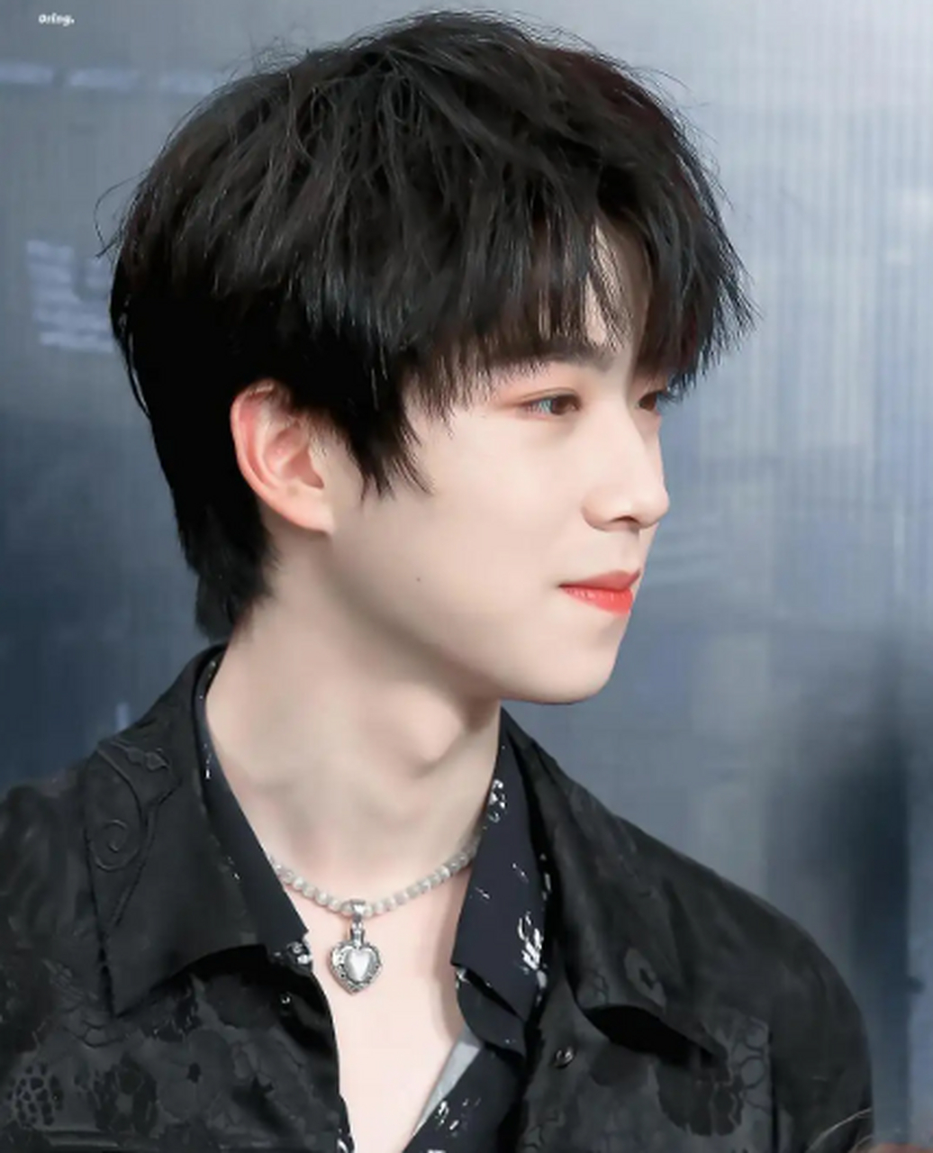 被拍是和张腾付思超聚会】  刘大锤拍到了into1成员张嘉元和一名女生