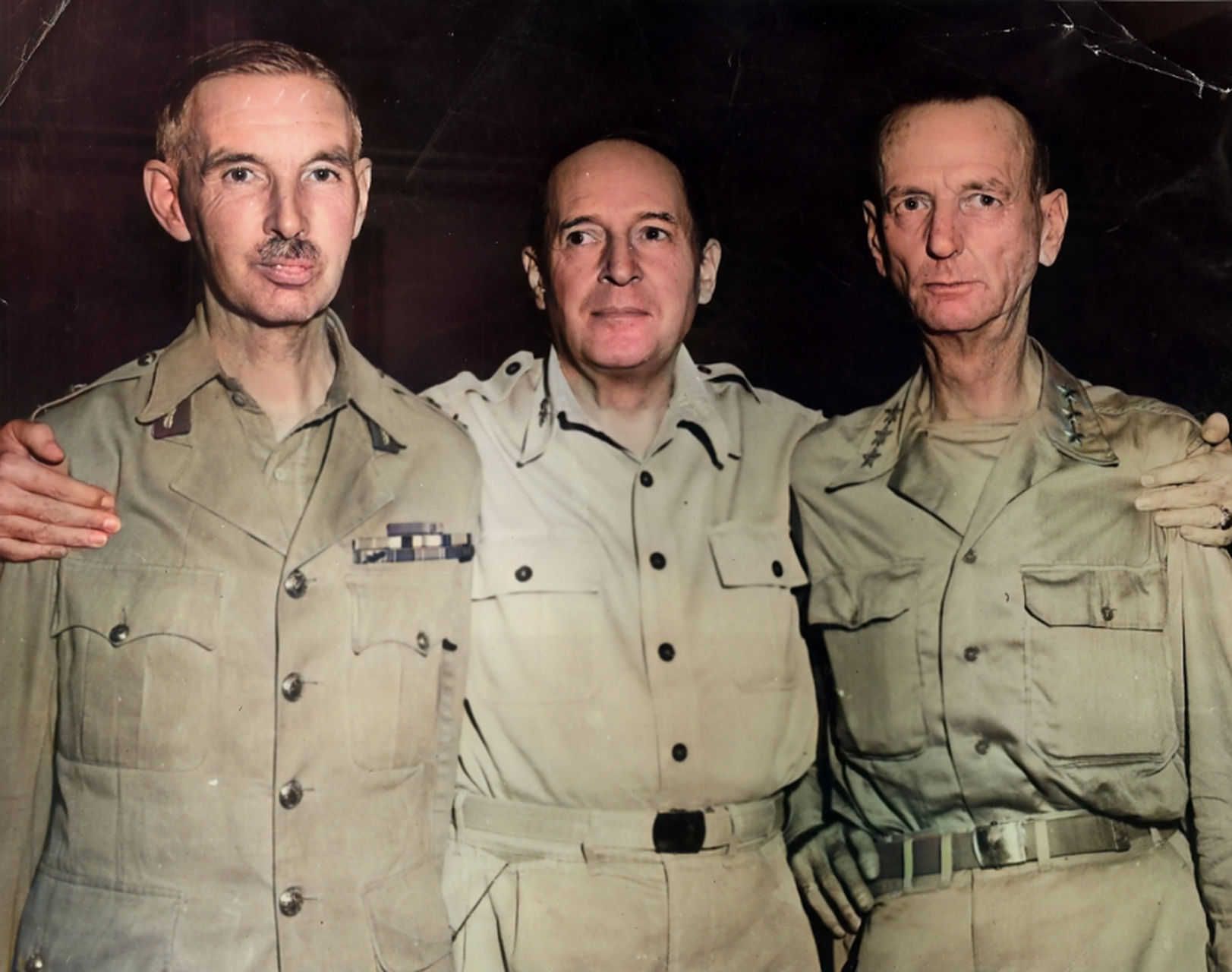 1945年9月12日,麦克阿瑟(中)和英国将军珀西瓦尔(左),以及美军中将