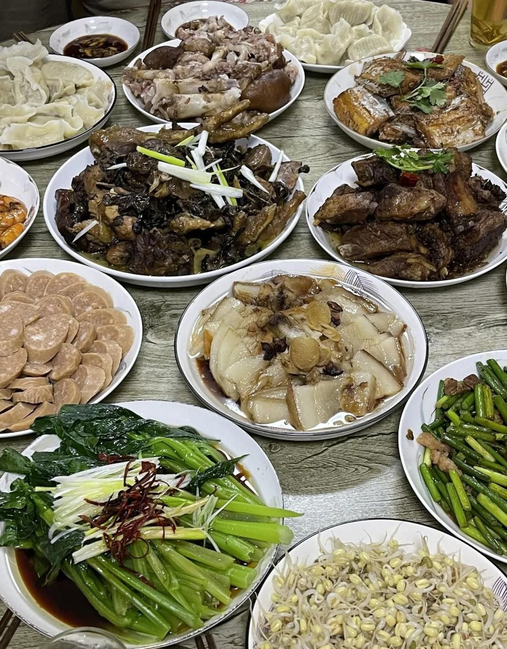 东北人吃晚饭有刀鱼有大虾很丰盛