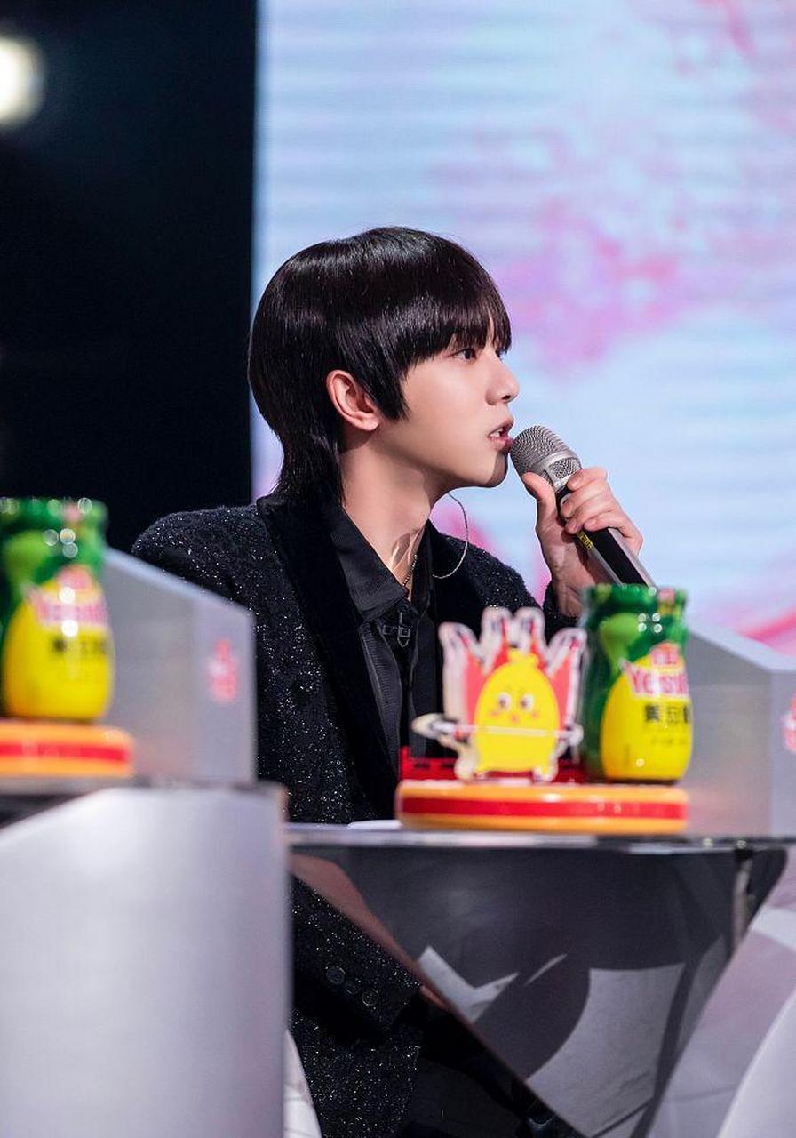 华晨宇亮相湖南卫视综艺《春天花会开》感受民族音乐崭新魅力