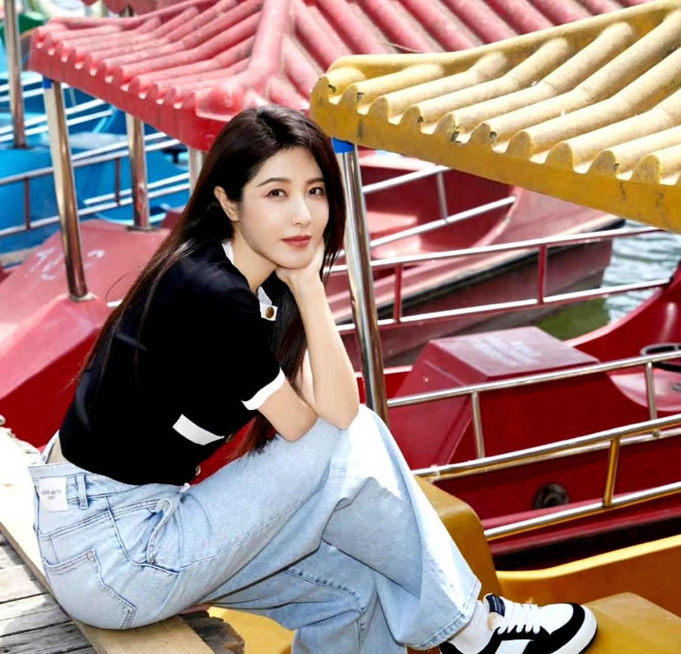 曾黎穿着短袖和牛仔裤,清新休闲地逛中山公园,状态非