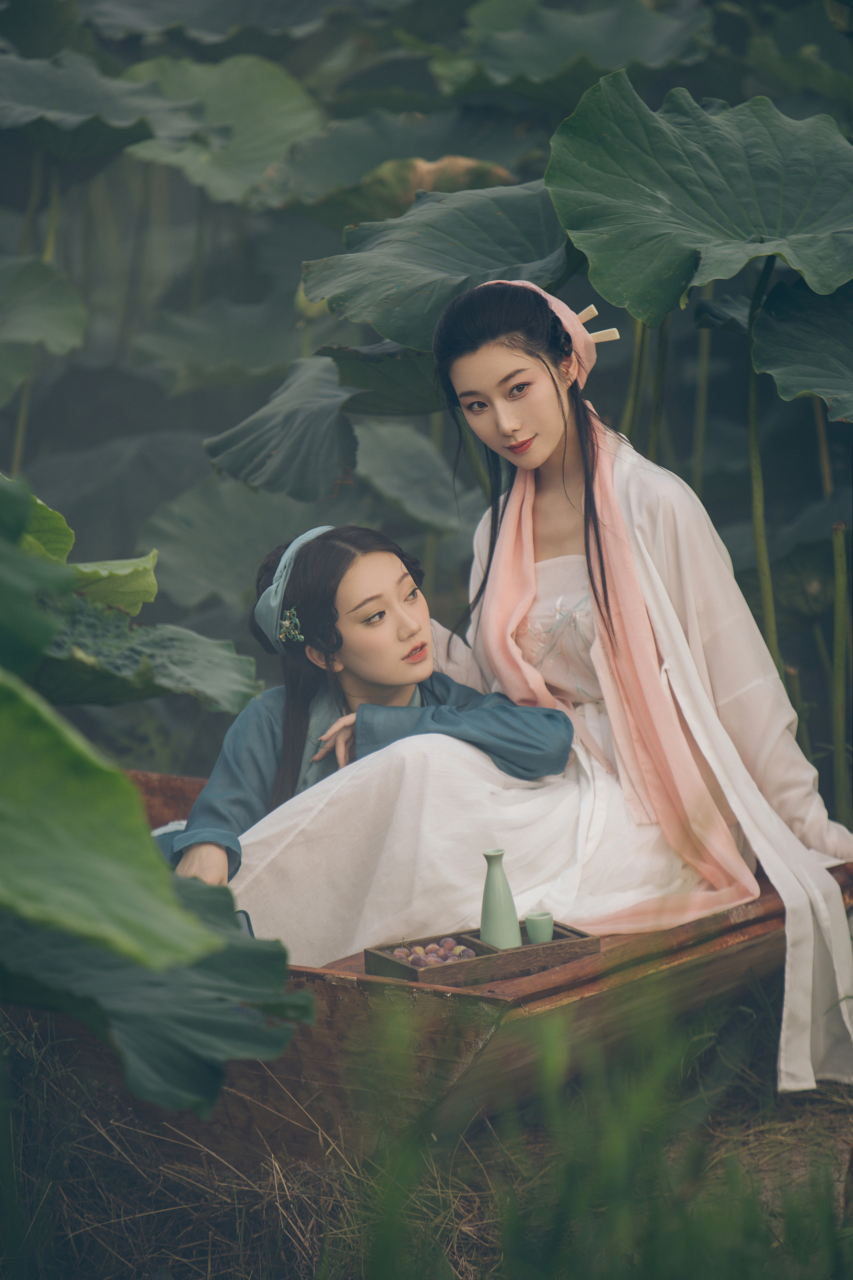 青蛇白蛇,两位漂亮的古装美女,她们身着华丽的汉服,婉约柔美,犹如从画