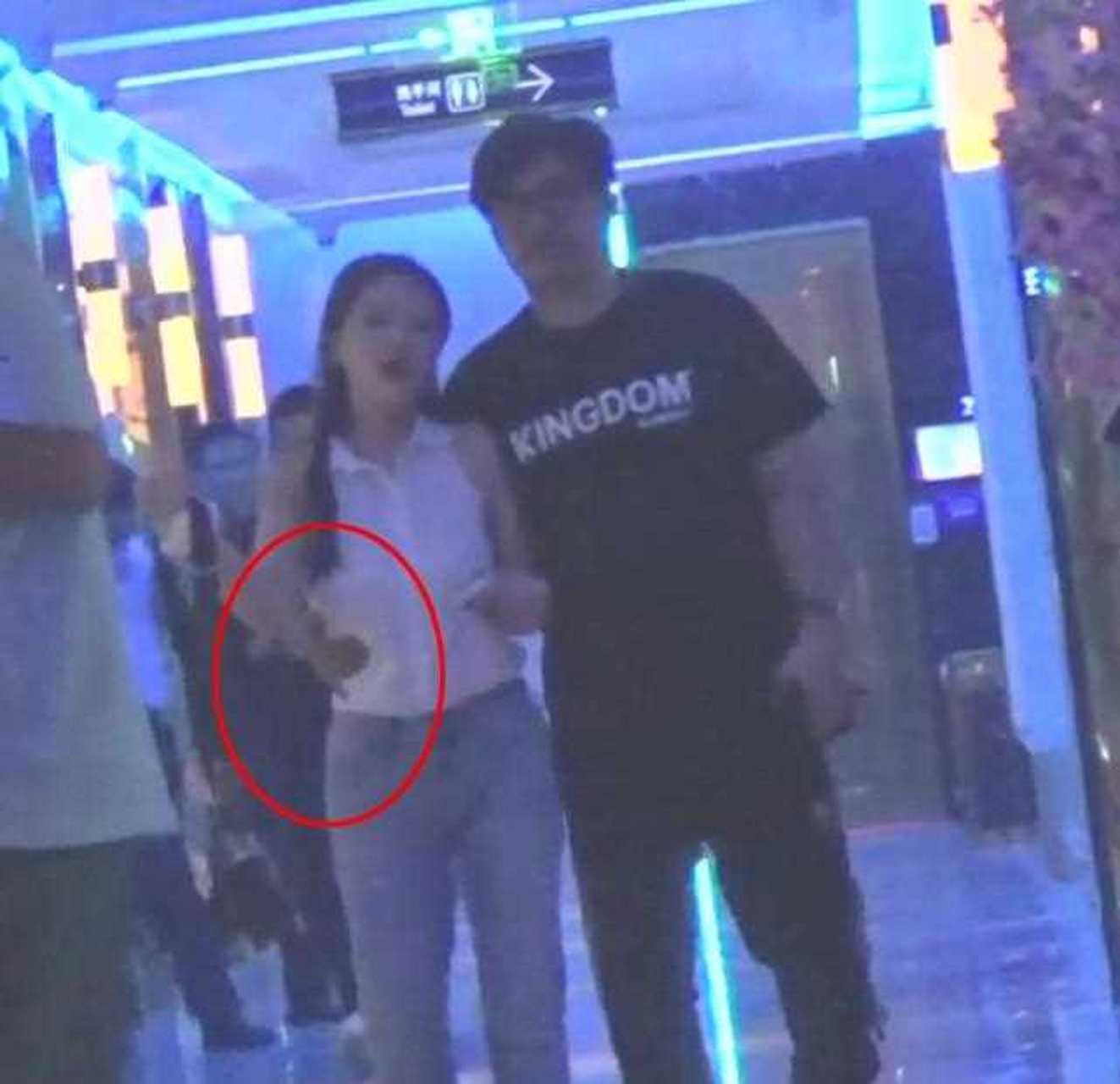 王岳伦出轨风波演绎至今,正如许多网民所说的,已经成为这对夫妻合演的