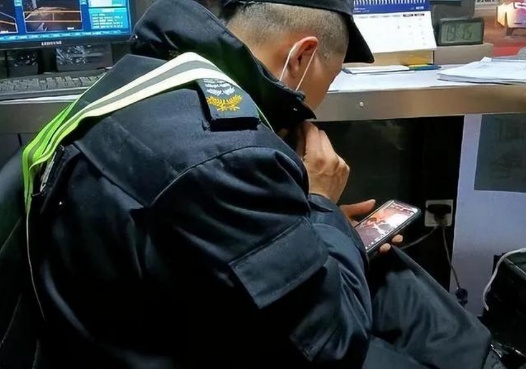 浙江杭州,某小区两保安夜间巡逻,发现有一对男女车震,为防止打扰,二人