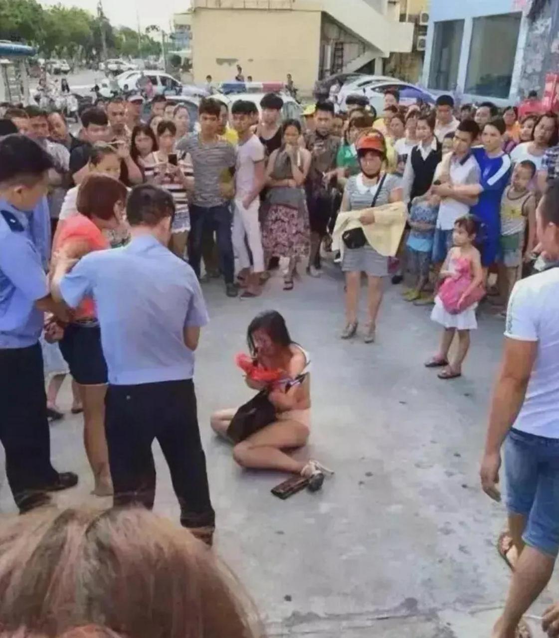 近日,一男子和小三在家里偷偷风流快活,不料被回家妻子当场抓奸