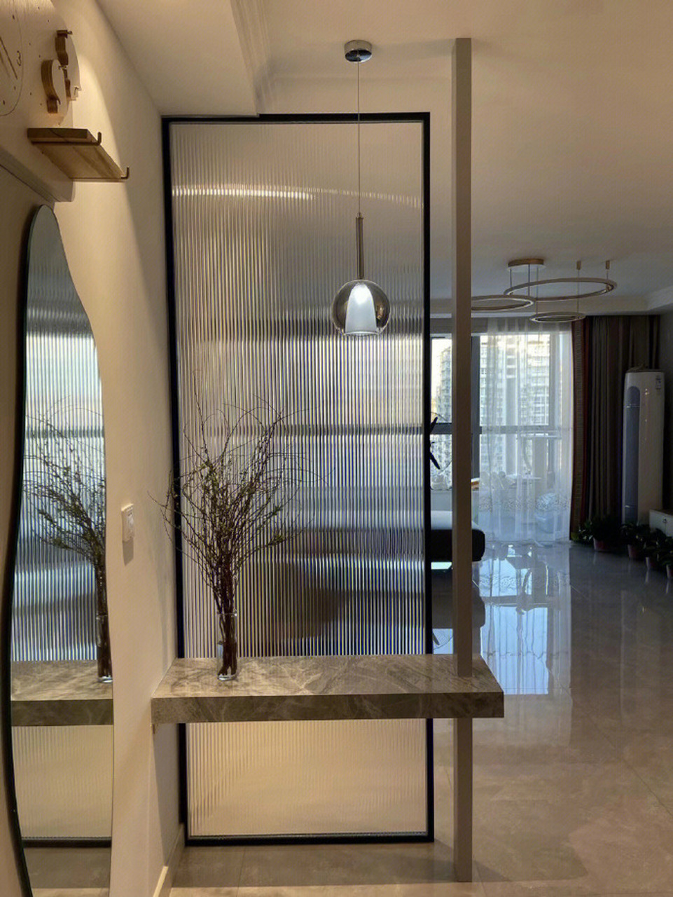玄关隔断巧用长虹玻璃做屏风,效果真是美极了