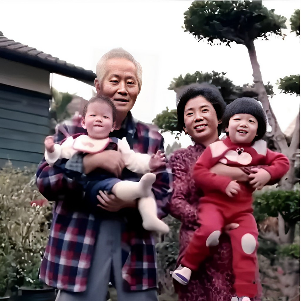 尽管孙立人已年近九旬,但他看上去仍然精力充沛,精神状态很好.