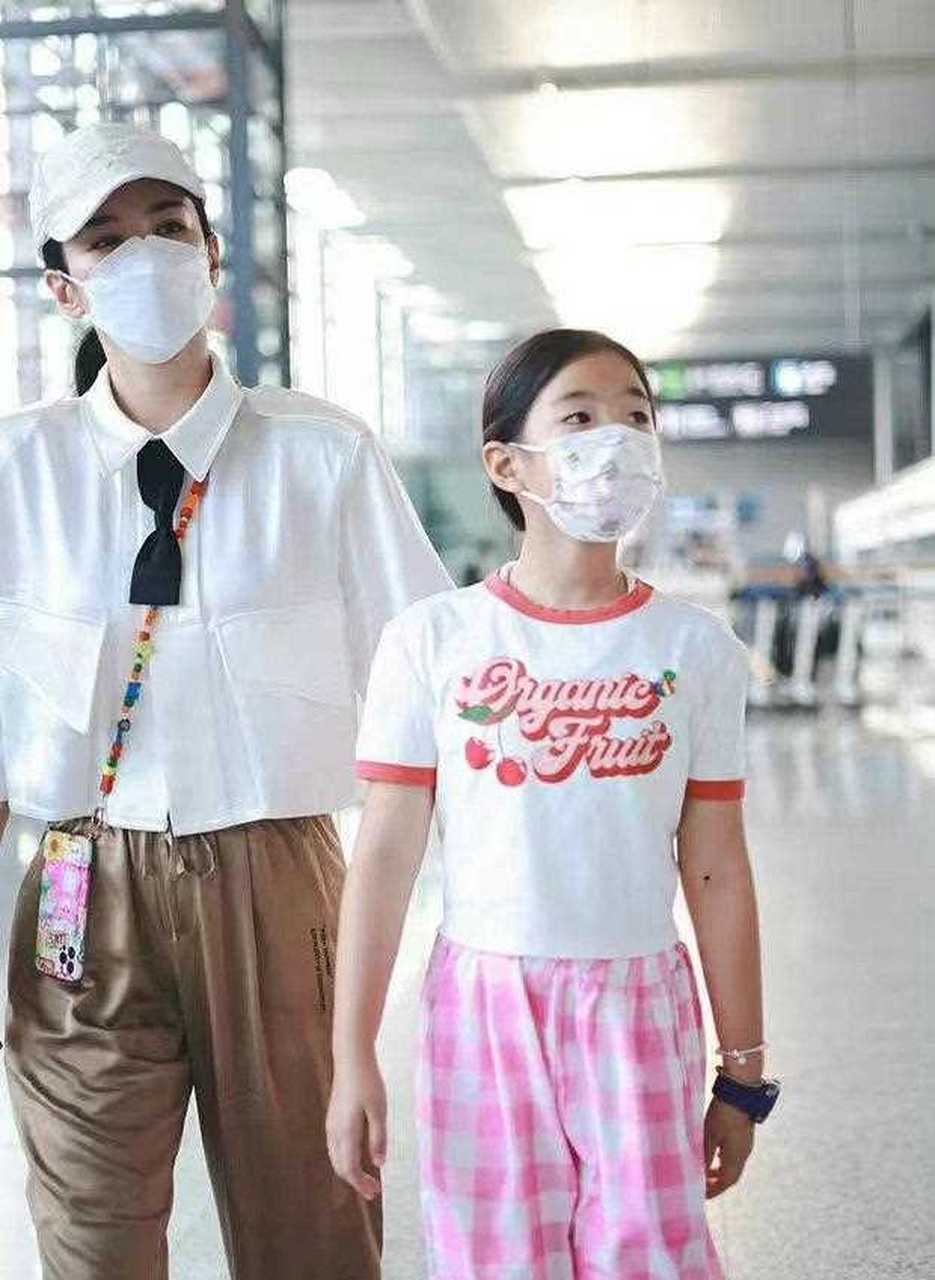 我的天,黄奕官方身高167,9岁的女儿身高都到妈妈肩膀了,看机场生图