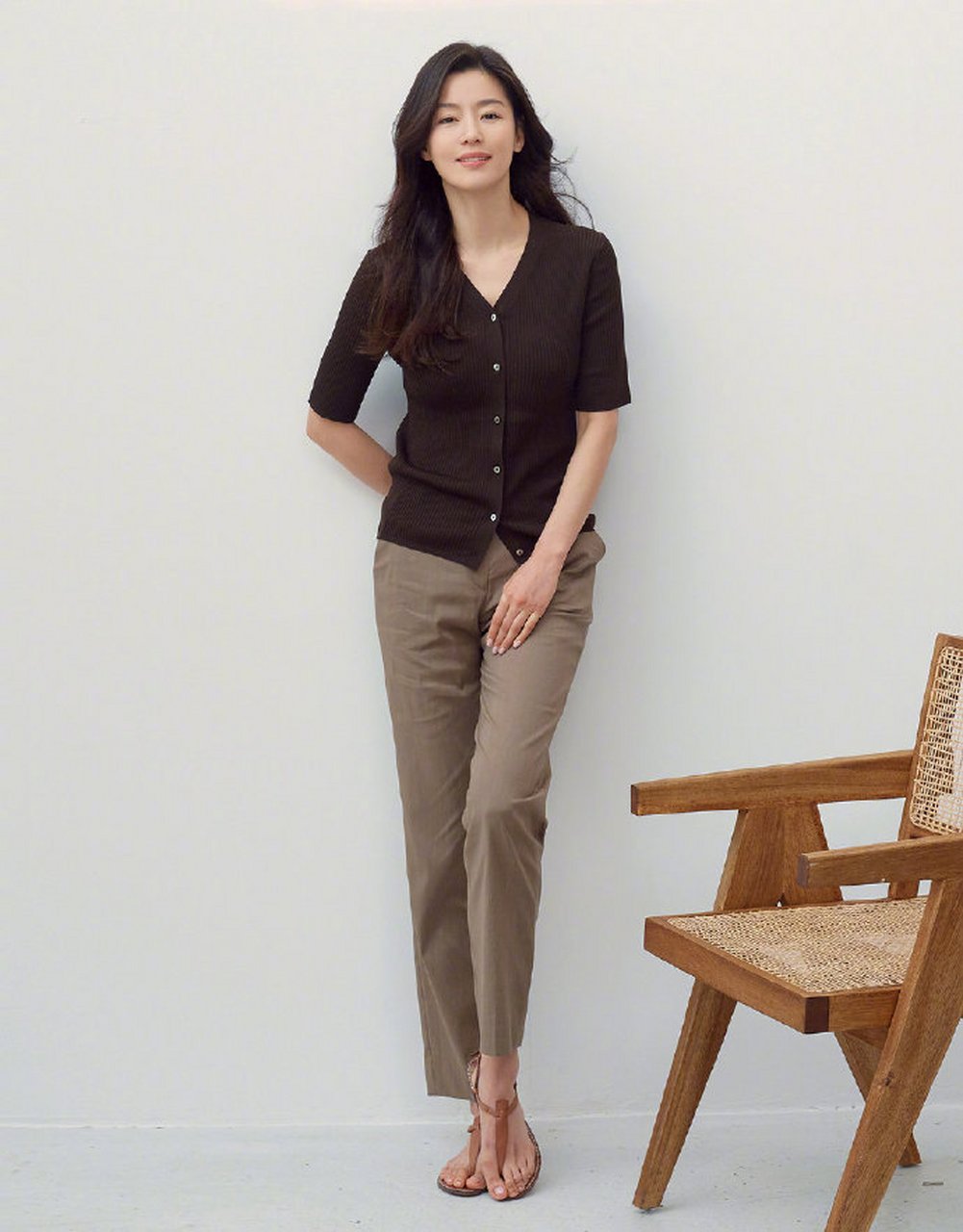 全智贤最新giordano 2020春夏画报大片曝光,发型自然随意凸显女神气质