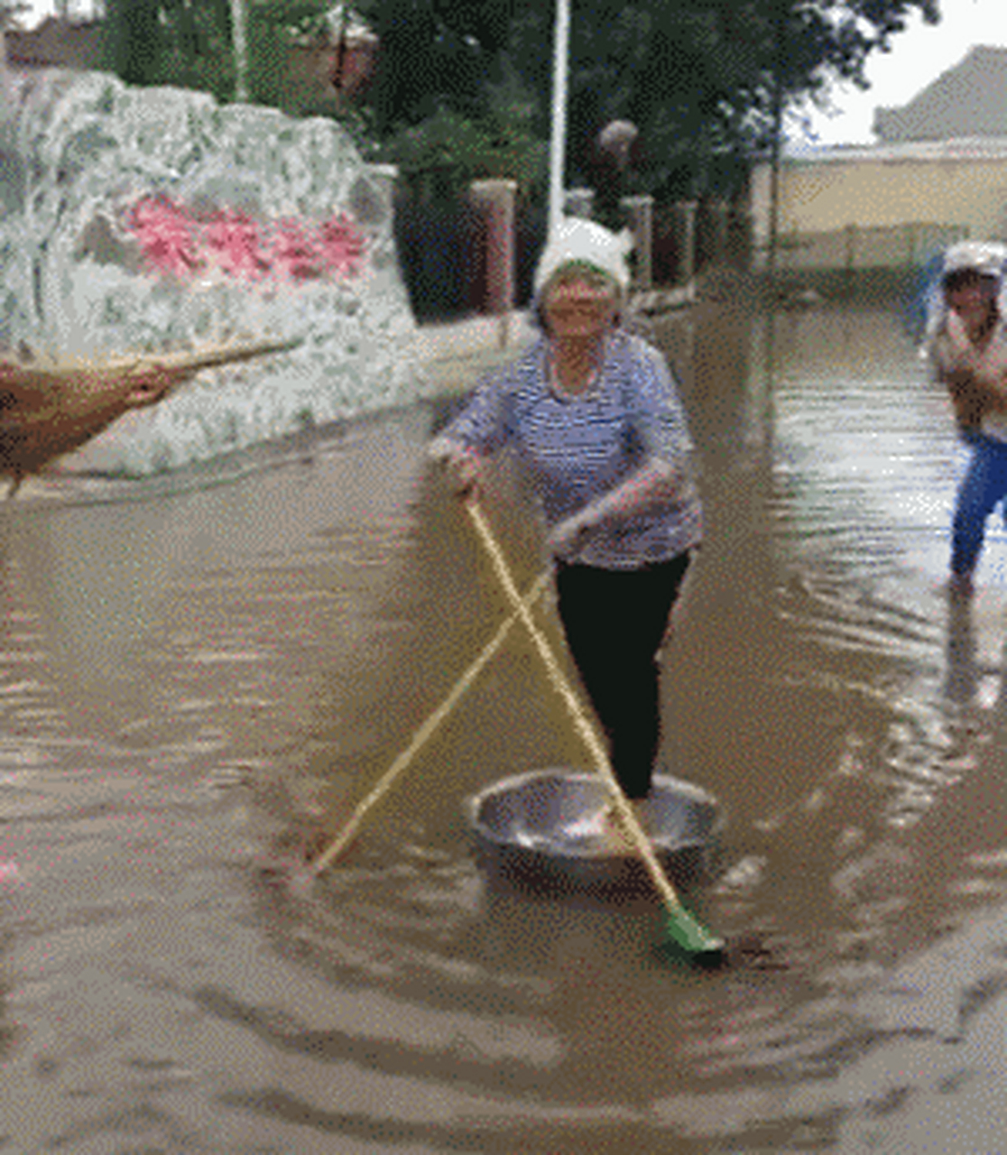 搞笑gif动图:搞笑第三张,保安大喊不要着急,钱都能花出去