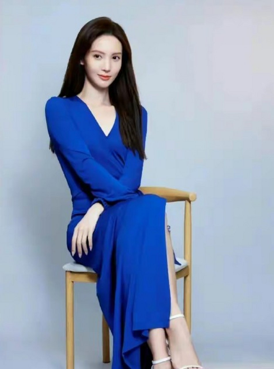 金晨肤白貌美,身穿蓝色连衣裙真显气质,带来一种干净