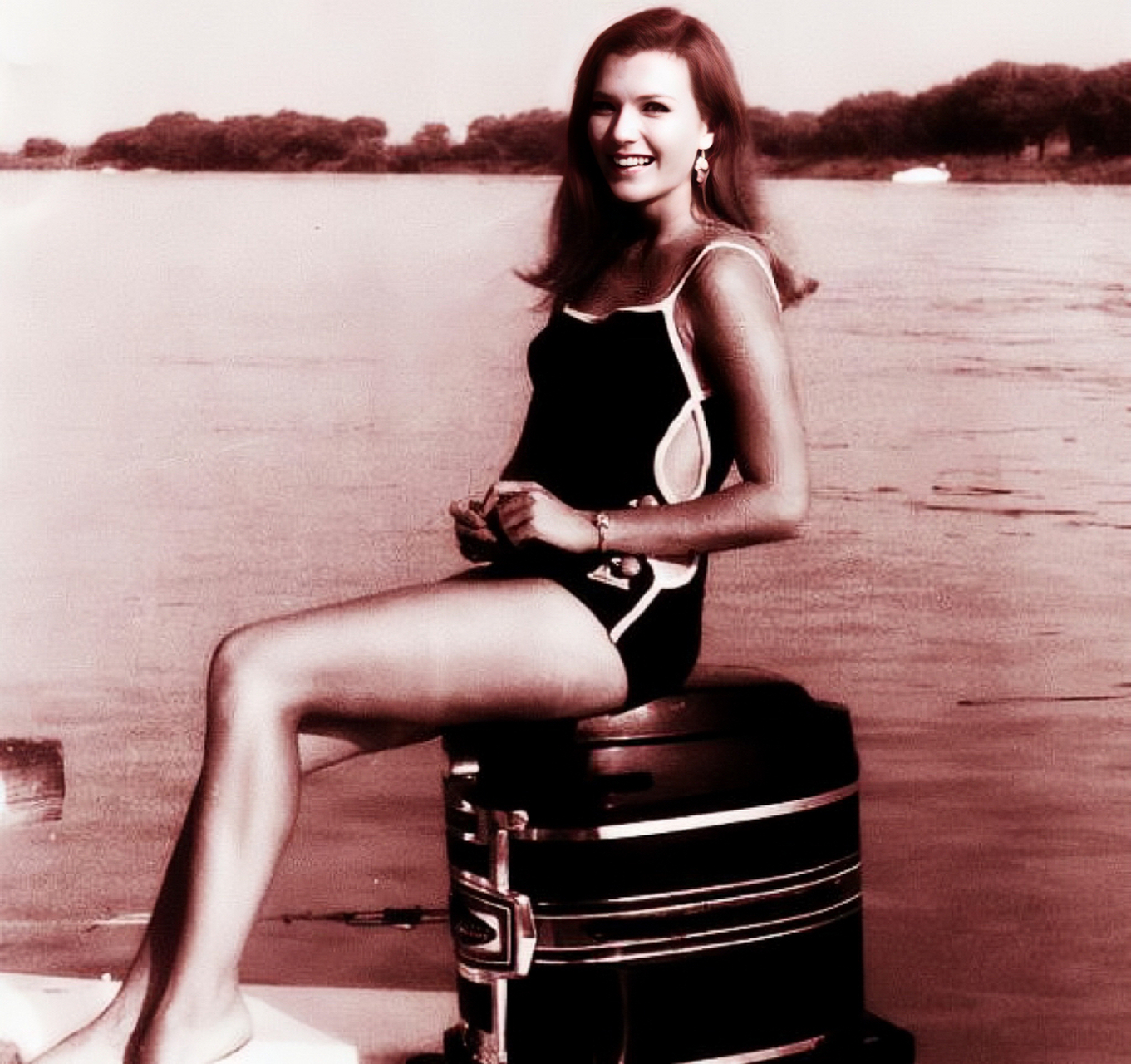 这位美女,是世界首富马斯克妈妈年轻时的照片.