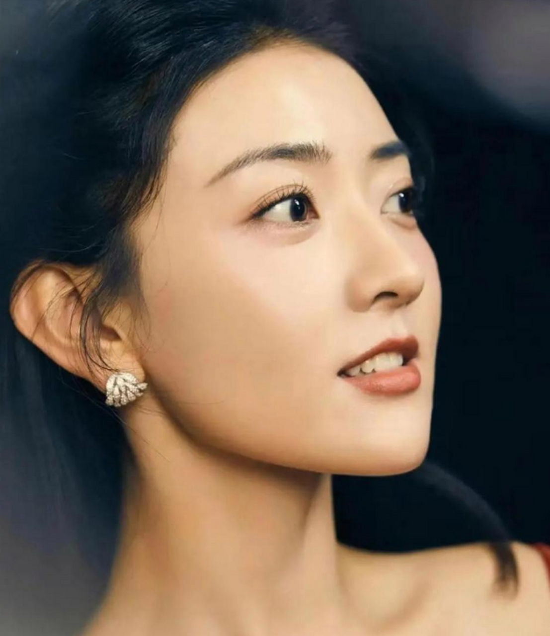 梁洁一袭红裙,青春靓丽,性感温柔,真的是太好看了·!