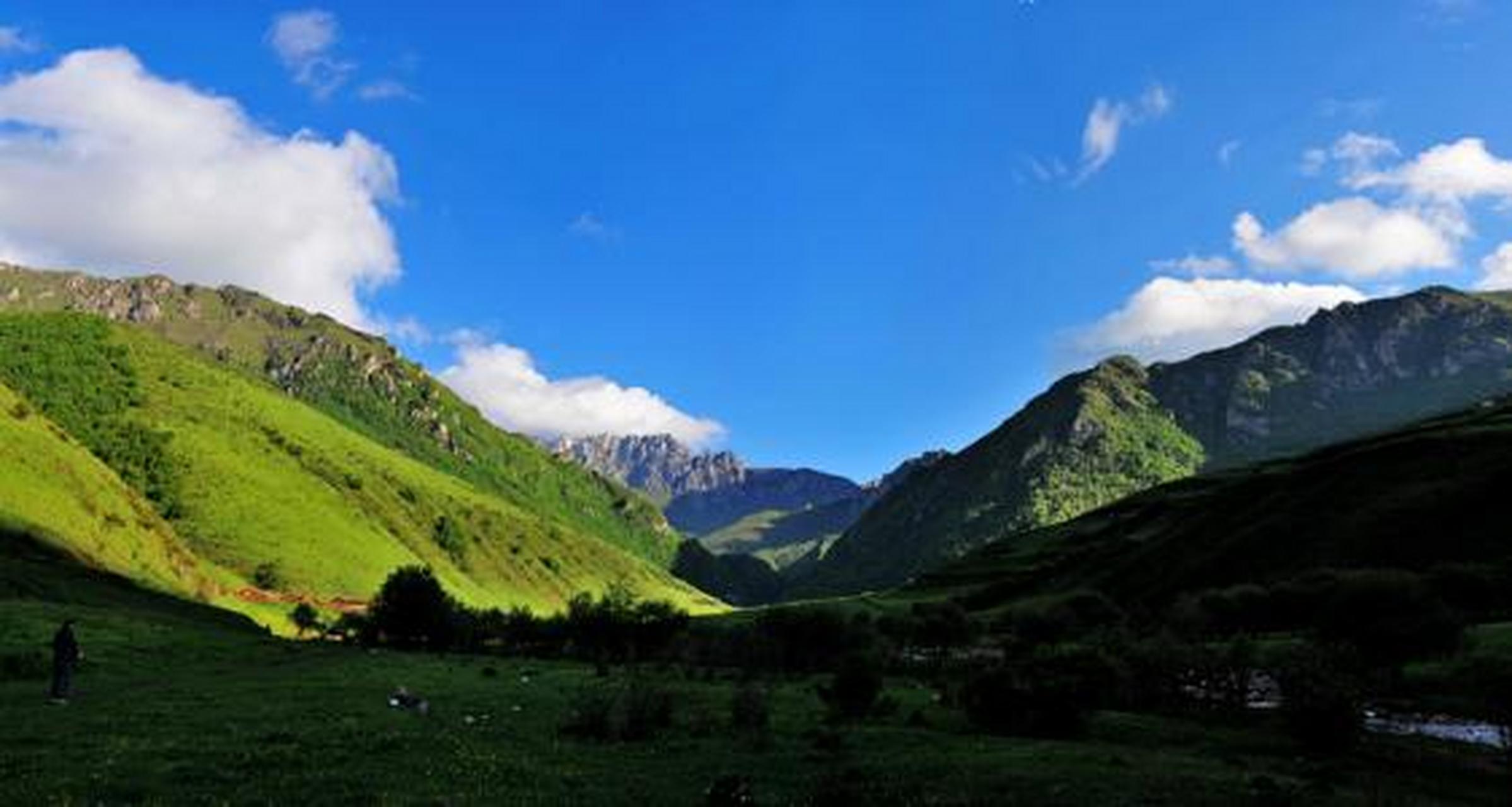 石门雪山景区位于渭源县城南50公里处,高原花海与雪山盛景相映成趣,是