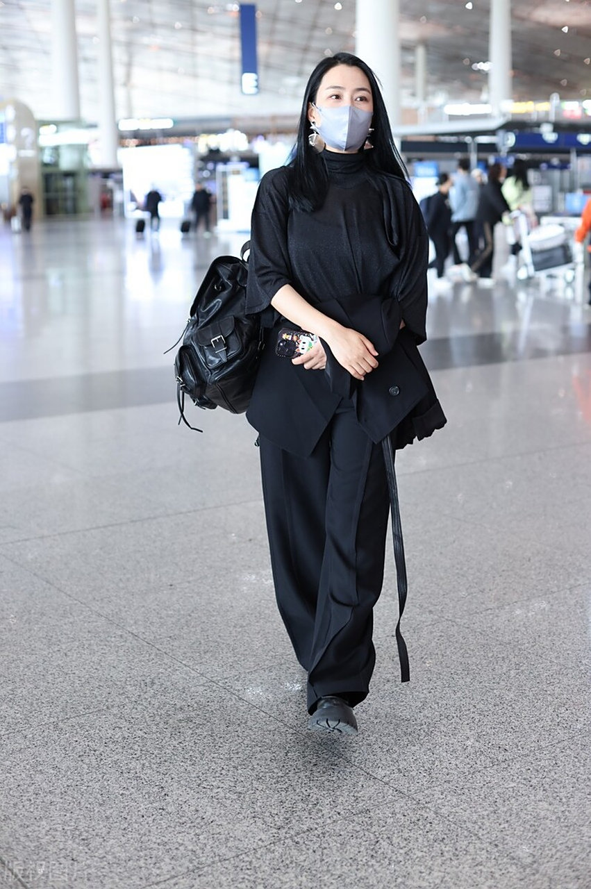 马苏机场街拍,黑色衬衫 阔腿裤简约随性!