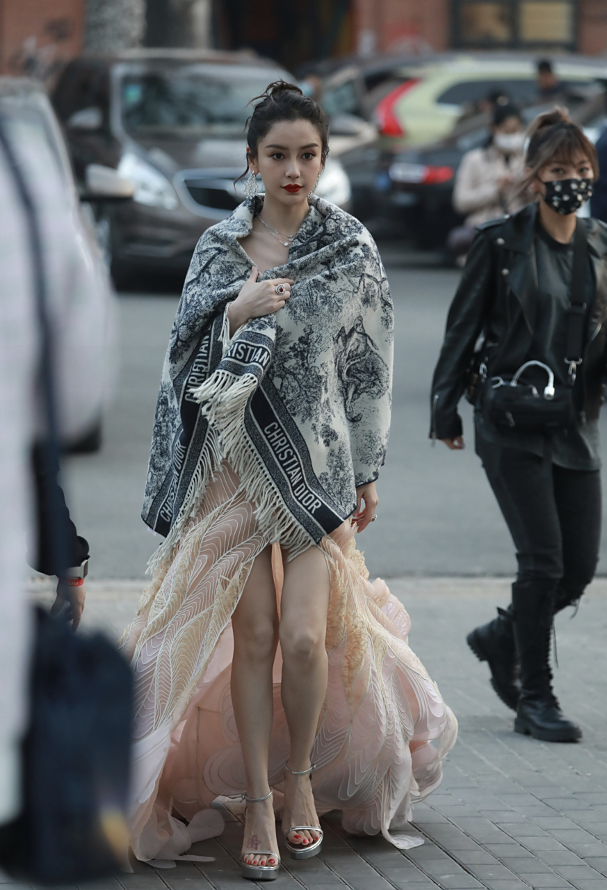 angelababy  粉嫩玉足和美腿合集[滑稽]