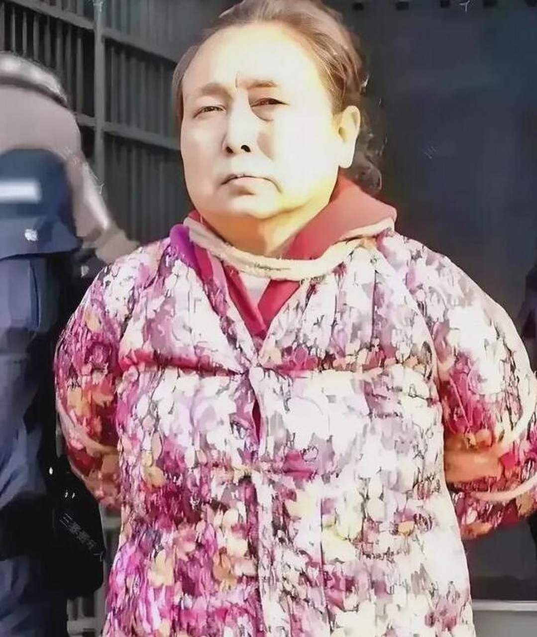 2018年,一名女囚犯被绑上锁喉绳,即将面对死刑,画面中的她却不屑一顾