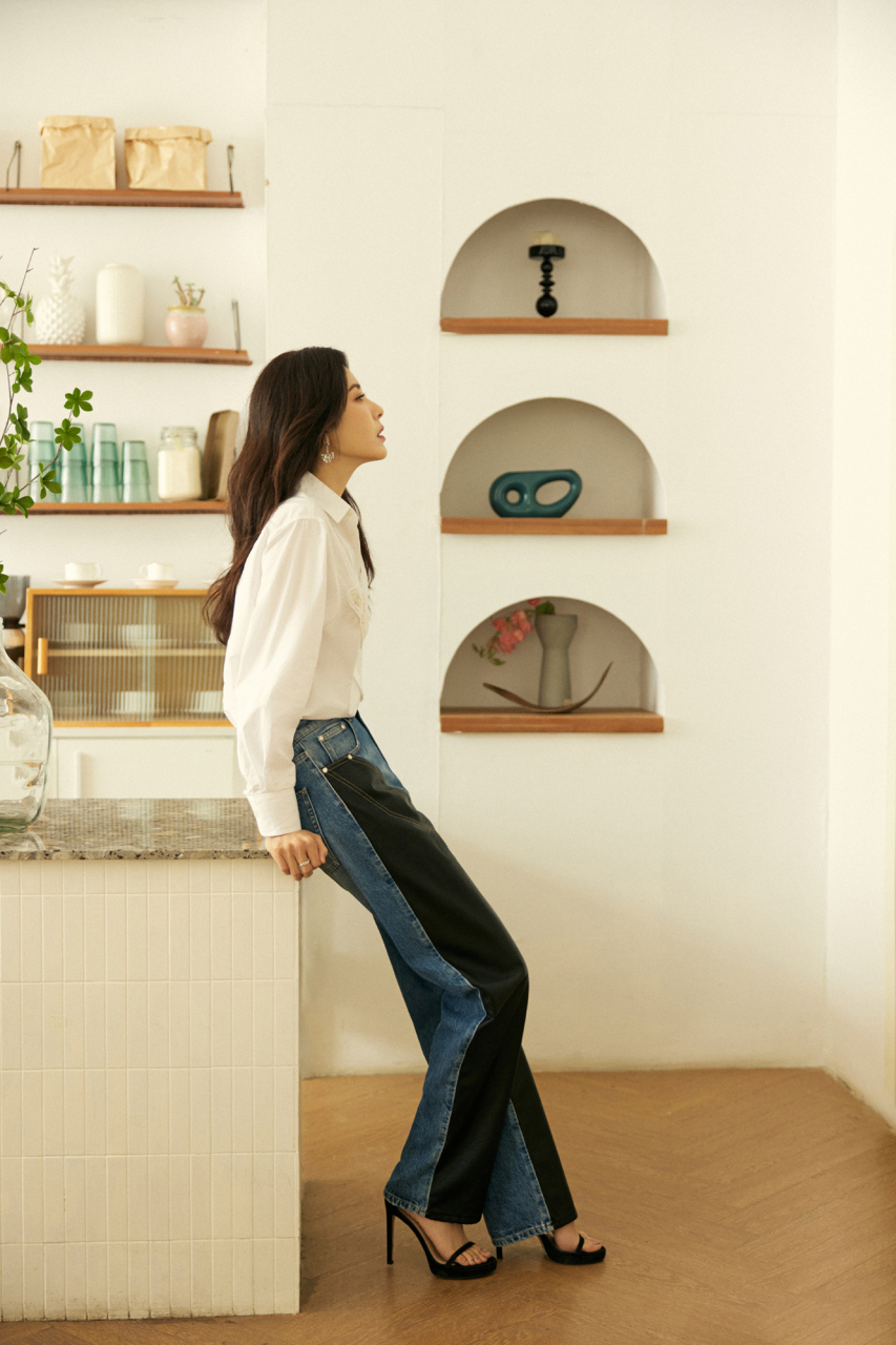 曾黎白衬衫直筒牛仔裤典雅造型,曾黎社交平台晒美照,配文:可以五彩