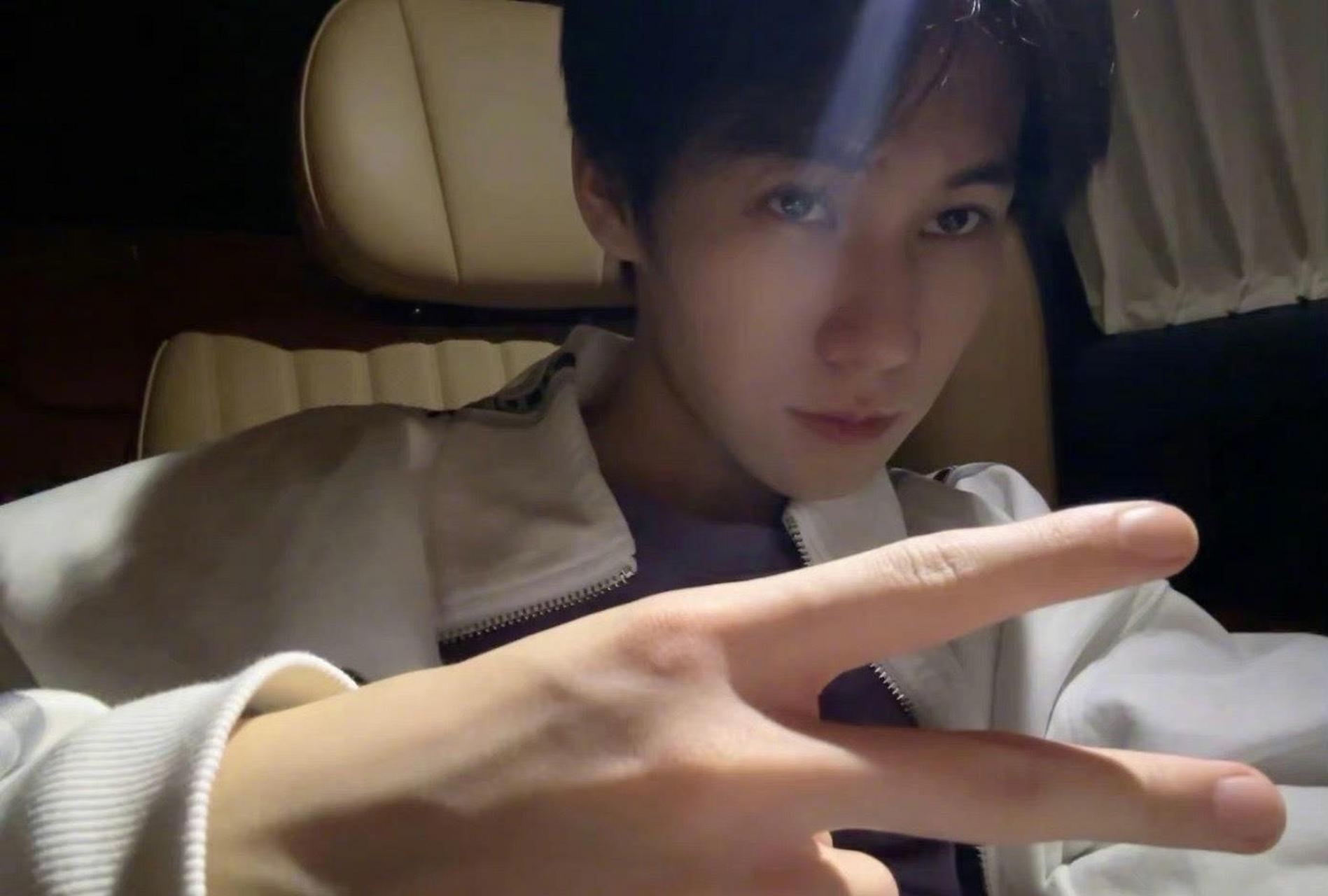 张真源晒比耶自拍live图# 是积极营业的小张同学,最新比耶自拍来啦