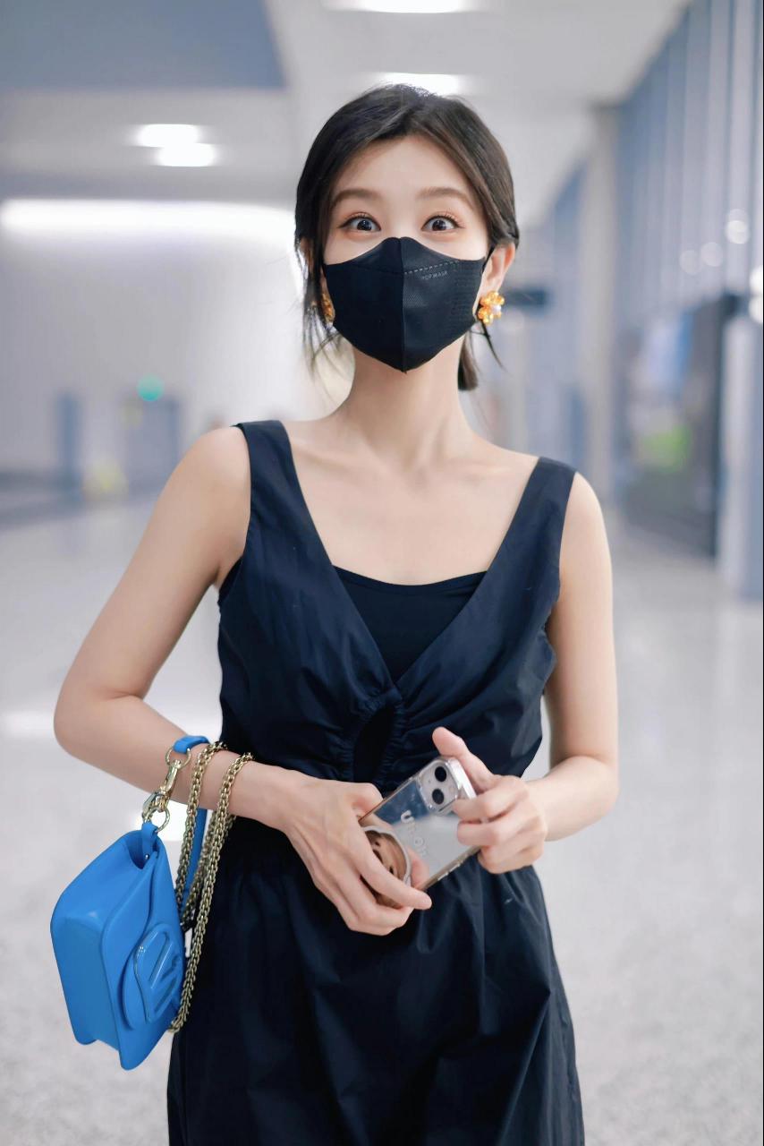李一桐小黑裙 真是个美人坯子~ 李一桐机场私服,戴口罩也藏不住的美貌